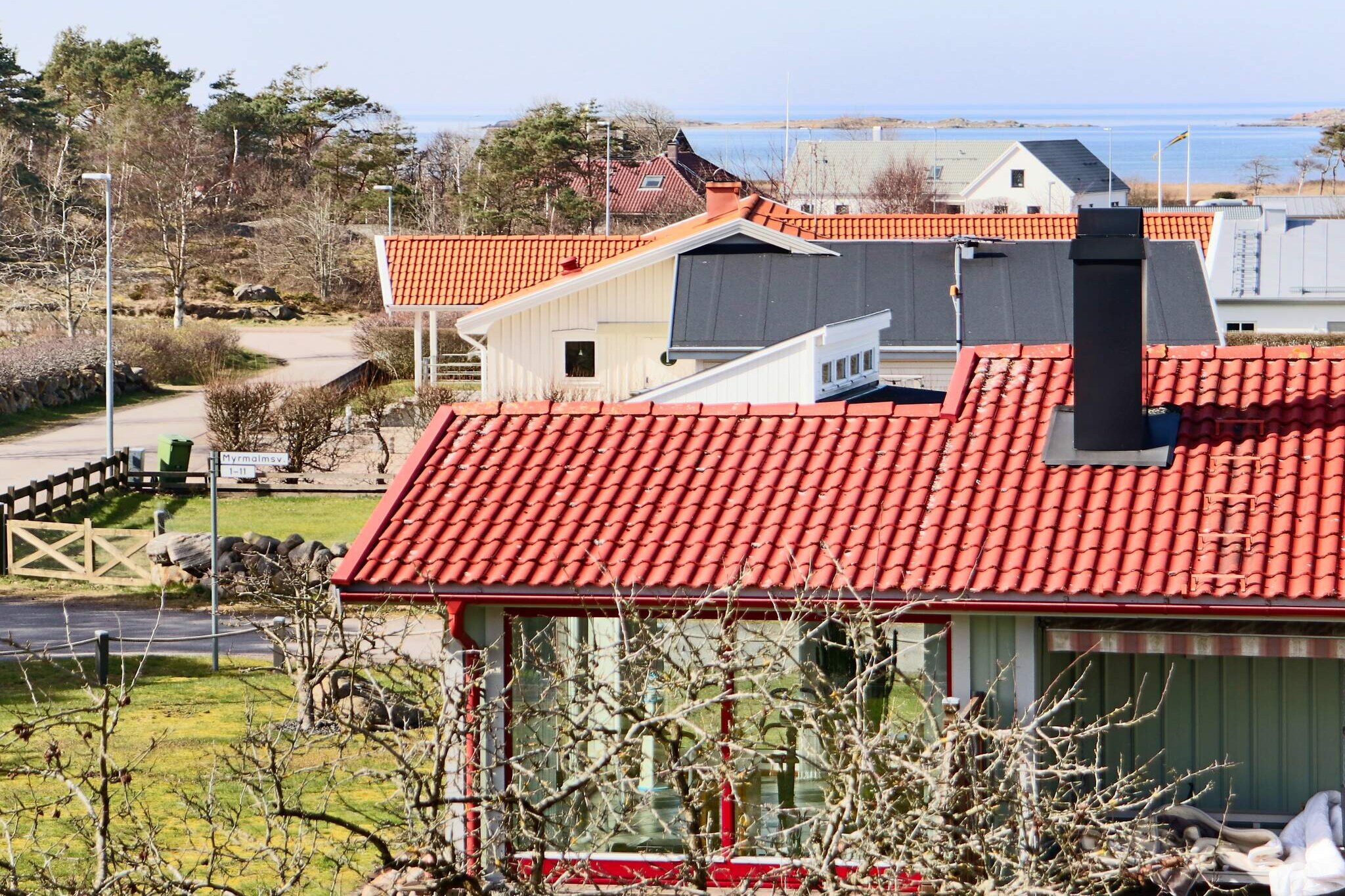 Internet Access DSL, Kitchen(cooker(electric), hood, coffee machine, microwave, dishwasher, fridge-freezer), Living/bed room(TV), bedroom(2x single bed), bedroom(double folding bed), bedroom(3x single bed), bathroom(washbasin, shower, toilet, washing machine), bathroom(washbasin, toilet), heating(electric), terrace, garden furniture, parking