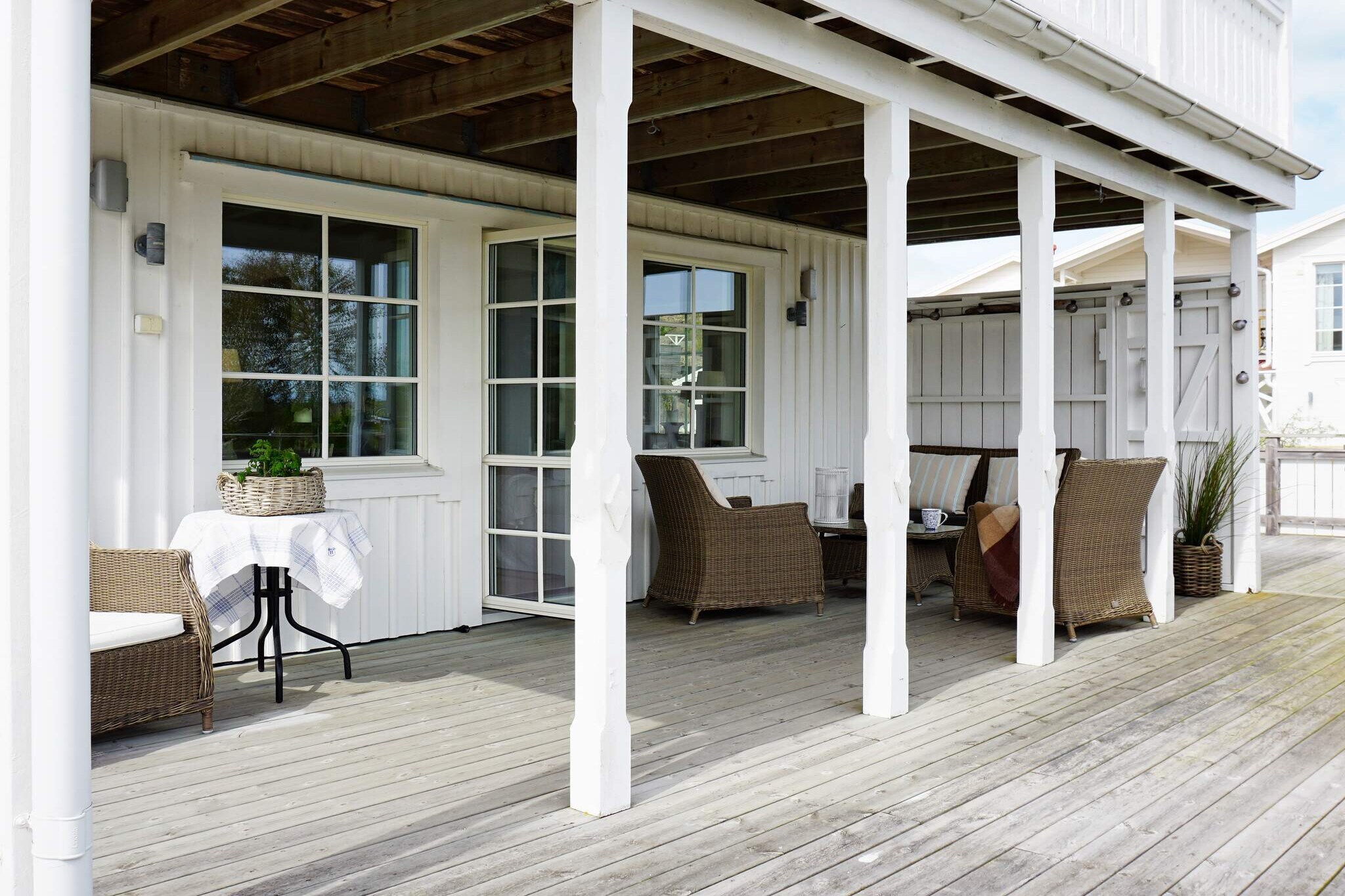 Internet Access DSL, Kitchen(cooker(electric), coffee machine, oven, microwave, dishwasher, fridge-freezer, high chair), Living/bed room, bedroom(double bed), bedroom(single bed), bedroom(double bed), bedroom(single bed), bathroom(washbasin, shower, toilet, washing machine), bathroom(washbasin, toilet), garden furniture, parking, air to air heatpump