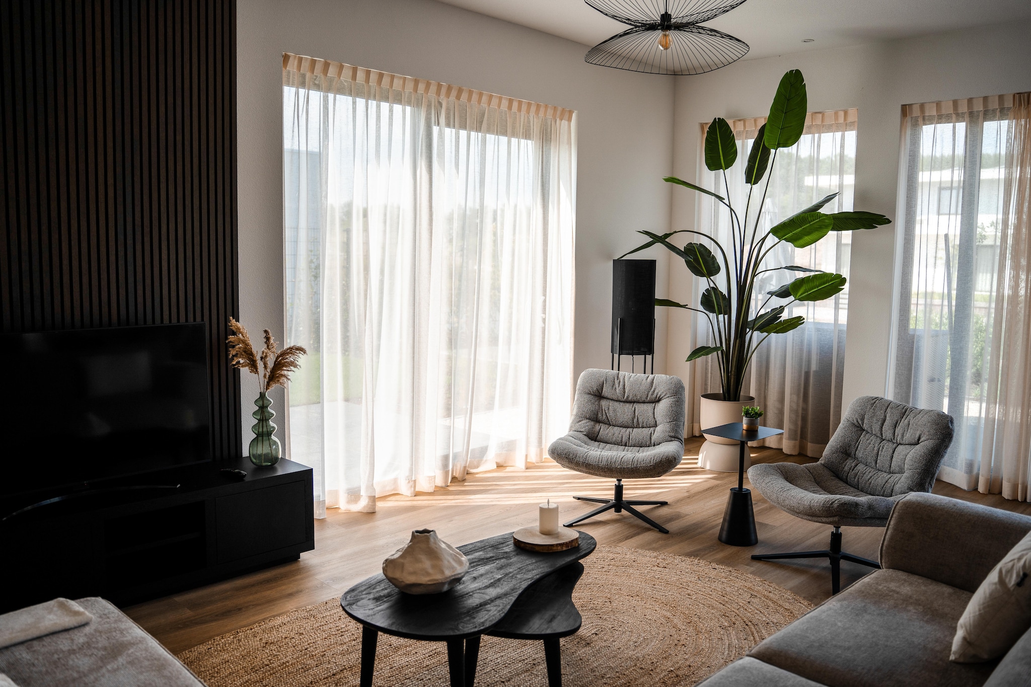 An optional utilities and service fee of EUR 230,00 will be charged before your arrival. Details are given below.<br> This sustainable villa has an enormous amount of space so you can optimally enjoy it with 1 or 2 families or groups of up to 8 people. What immediately strikes you when you enter is the enormous amount of light through the many windows and beautiful large sliding doors, giving you the ultimate outdoor experience. The villa has a unique location with a large roof terrace facing south with stunning views over the park. The villa with underfloor heating has 4 bedrooms all with private bathrooms and the upstairs bedrooms have air conditioning. The luxurious open kitchen, with cooking island and large dining table, is fully equipped including a Quooker faucet. The spacious garden, with automatic sprinkler system, is enclosed around and equipped with several terraces, a jetty and parking for at least 3 cars. Harderwold Villa Resort is close to the charming town of Harderwijk, known for its historic center, picturesque harbor and culinary delights. Visitors can explore the old town with its picturesque streets, visit museums and enjoy local cuisine in waterfront restaurants. On Lake Veluwe there are numerous opportunities for water sports such as sailing, windsurfing and swimming. Due to construction work in the immediate vicinity, there may be inconvenience (except on weekends). The Harderwold Villa Resort is a fireworks-free zone all year round. In connection with peace and quiet, the park must be quiet at 10 p.m. It is also not allowed to play loud music during the day. <br><b> Optional Utilities & Service Package </b><br><b> An optional utilities and service package of EUR 230,00 </b> can be selected prior to your arrival. You will receive a separate communication with the payment link should you wish to include it.<br>This package ensures a seamless stay and conveniently covers services such as final cleaning, utility consumption, service support, and protection against minor damages or incidental costs during your stay.<br>Guests who prefer may manage these services independently, provided the property is returned in good order at check-out.