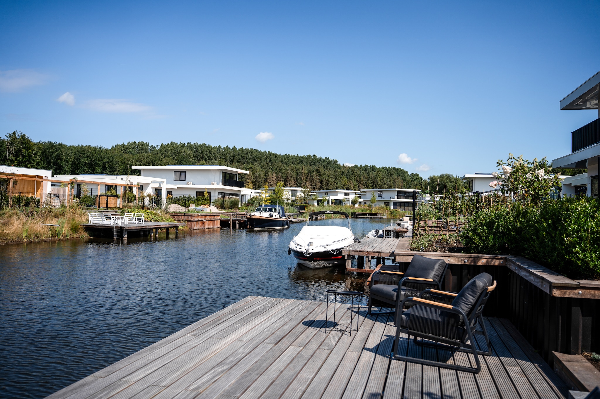 Ground floor: (Entrance, open kitchen(hob(induction), electric kettle, coffee machine, oven, combination microwave, dishwasher, fridge(+ freezer)), Living/diningroom(TV, dining table, seating area), bedroom(double bed), bathroom(shower(walk-in shower), washbasin, toilet), toilet(washbasin, toilet), storage(tumble dryer, washing machine), heating(floor heating))\n\nOn the 1st floor: (bedroom(double bed, air conditioning), bedroom(double bed, air conditioning), bedroom(double bed, air conditioning), bathroom(bathtub with shower, shower(walk-in shower), washbasin, toilet), bathroom(shower, washbasin), bathroom(shower, washbasin, toilet), toilet(washbasin, toilet), Landing, balcony, heating(floor heating))\n\njetty(reachable from the outside, acces via outside stairway), dining table, terrace(private), garden(partially fenced), garden furniture, BBQ(electric), parking, tennis court(shared with other guests, paid), solar energy, air to water heatpump