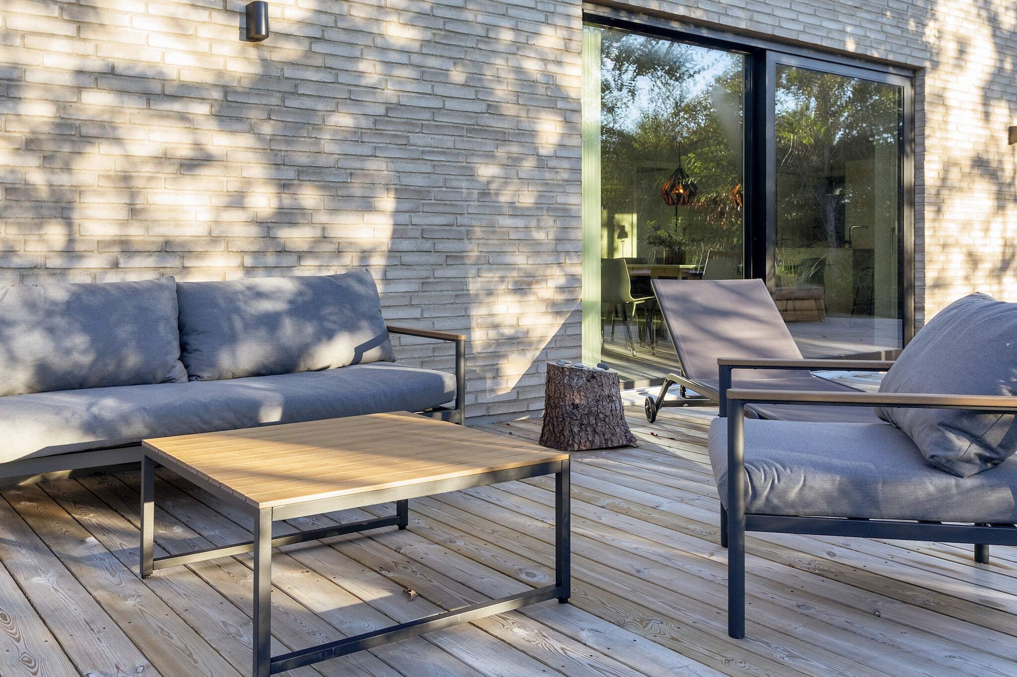 Kitchen(stove(induction), coffee machine, microwave, dishwasher, fridge, freezer(60-99L)), Living/bed room(TV, chromecast), bedroom(double bed), bedroom(double bed), bedroom(2x single bed), bedroom(2x single bed), bathroom(2x single bed, tumble dryer, washbasin, shower, toilet, washing machine), bathroom(washbasin, shower, toilet), bath tub(outside, heated, 6 persons), shower(outside), sauna(outside, 6 persons), heating(electric), terrace, garden furniture, sun loungers, air to water heatpump