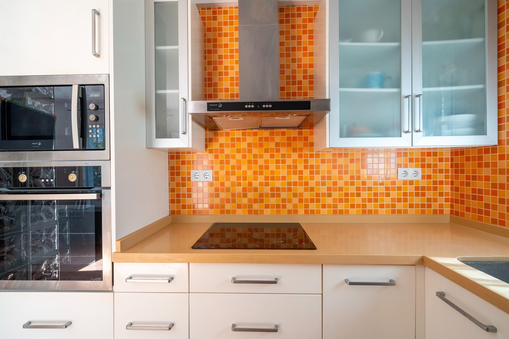 On the 1st floor: (Living room(seating area), dining room(dining table), Kitchen(hob, fridge, washbasin), bedroom(single bed), bedroom(double bed), bedroom(double bed), bathroom)\n\ngarden(private), swimming pool(shared with other guests)