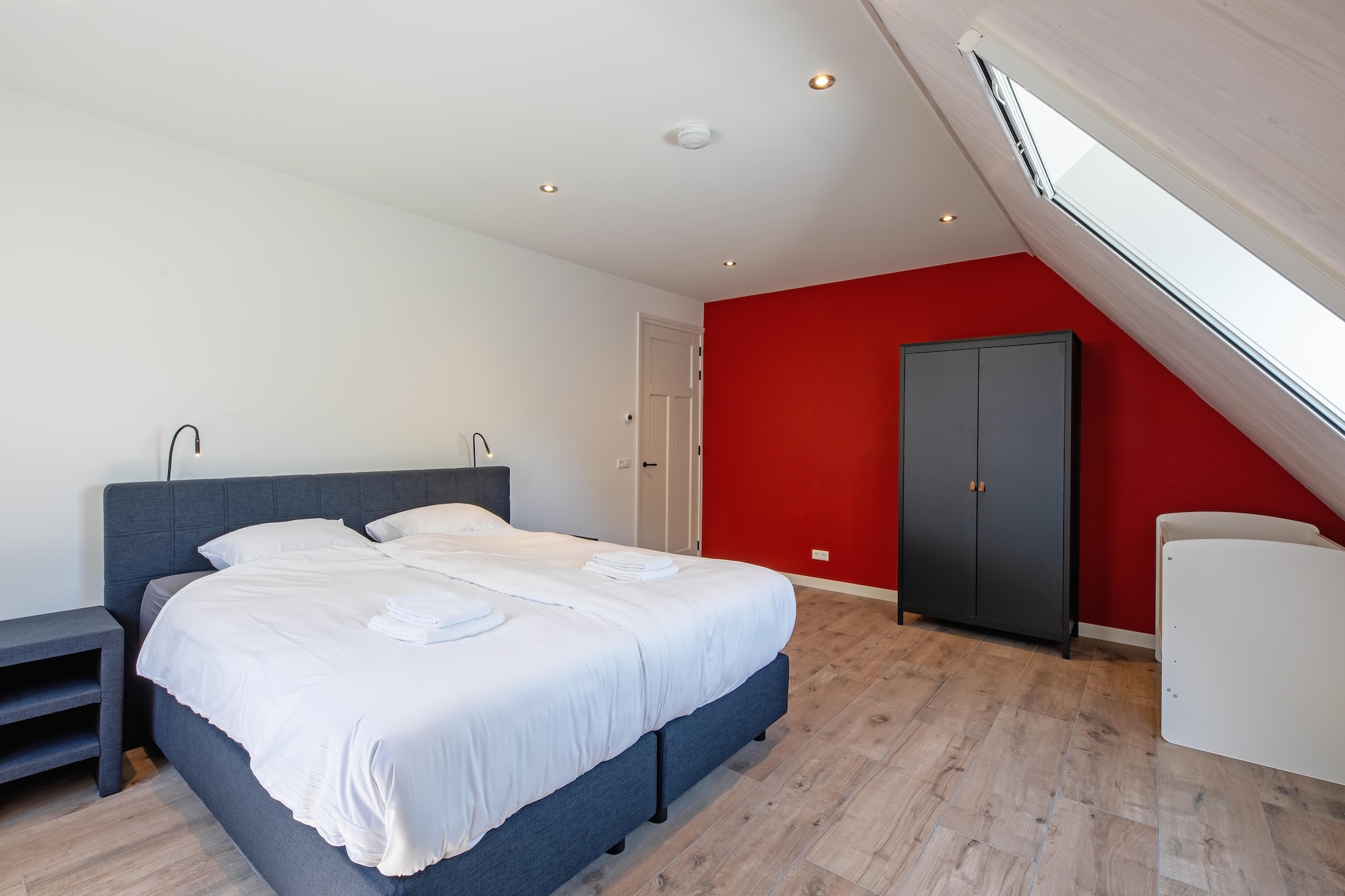 Ground floor: (hallway(toilet), Living room(TV(smart TV), stove(wood), seating area), open kitchen(coffee machine, coffee machine, oven, combination microwave, dishwasher, fridge, freezer, Juicer, Hand blender, electric hot plates), Bedroom with bathroom(single bed(90 x 200 cm), single bed(90 x 200 cm), shower, washbasin, toilet), pantry(freezer, tumble dryer, washing machine, ironing board, iron))\n\nOn the 1st floor: (bedroom(single bed, single bed), bedroom(single bed, single bed), Bedroom with bathroom(single bed, single bed, shower, washbasin, toilet), bathroom(bath tub, shower, washbasin), toilet)\n\ngarden doors, terrace, garden, garden furniture, Charging post for electric cars