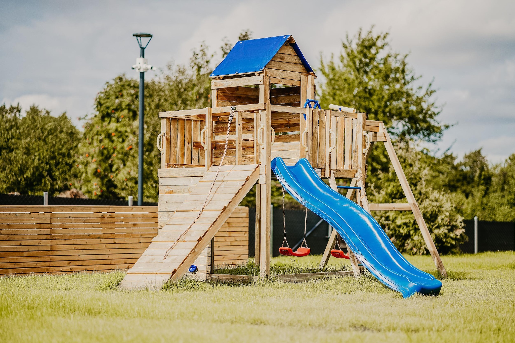 Ground floor: (open kitchen(dishwasher, fridge-freezer, electric hot plates), Living/diningroom(double sofa bed, TV, dining table, hood), bathroom(washbasin, toilet))\n\nOn the 1st floor: (bedroom(double bed), bedroom(single bed, single bed, bunk bed), bathroom(shower, washbasin, toilet))\n\nterrace, garden furniture, BBQ