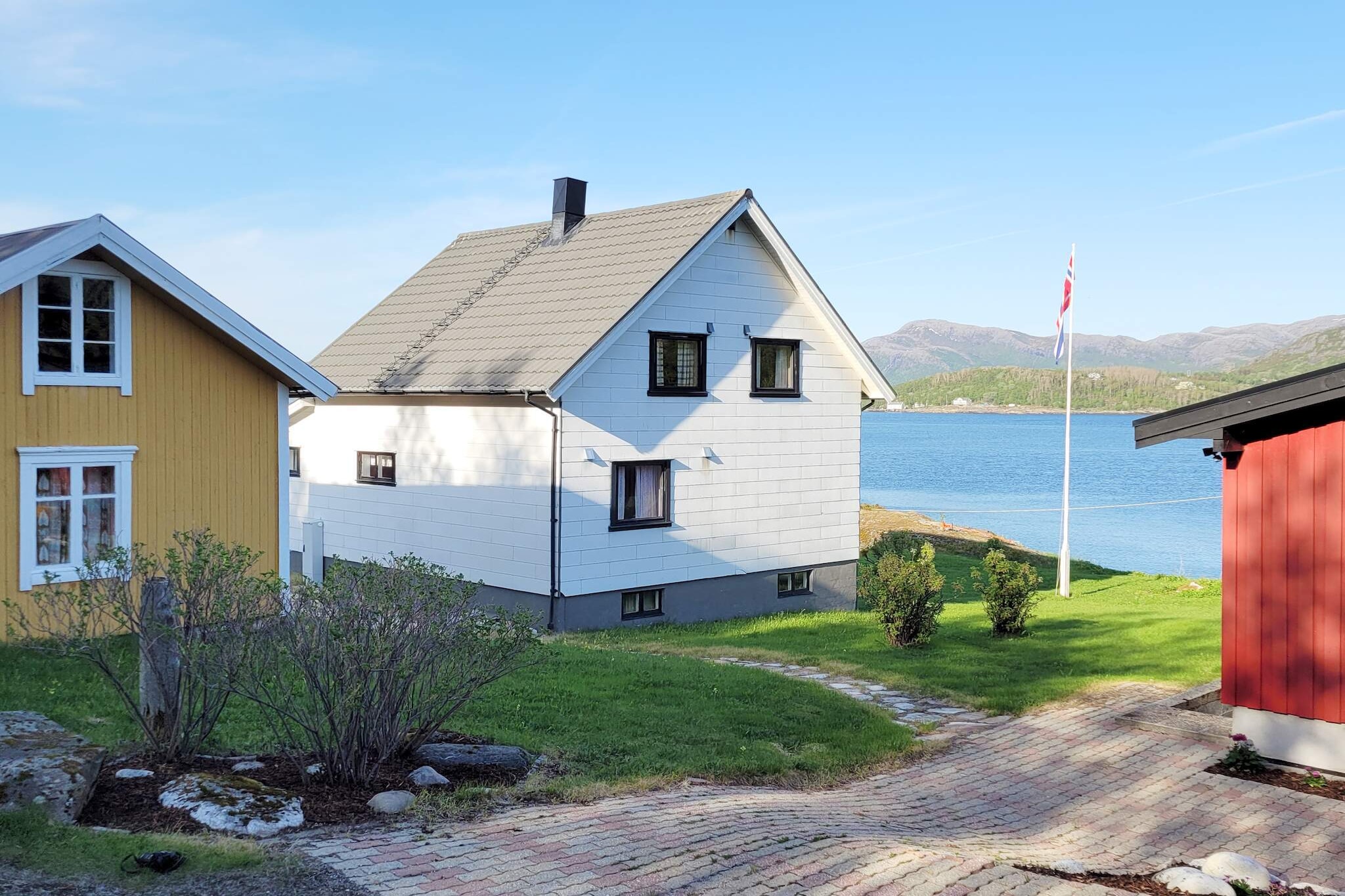Kitchen(16 m2)(cooker(electric), hood, coffee machine(filter), microwave, dishwasher, fridge, freezer(> 250L), washing machine), Living/bed room(16 m2)(TV(satellite, norvegian TV channels )), bedroom(2x single bed), bedroom(double bed), bedroom(double bed), bedroom(2x single bed), bathroom(bathtub or shower, washbasin, toilet), bath tub(outside, heated), heating(electric), terrace(10 m2), garden, garden furniture, BBQ, parking