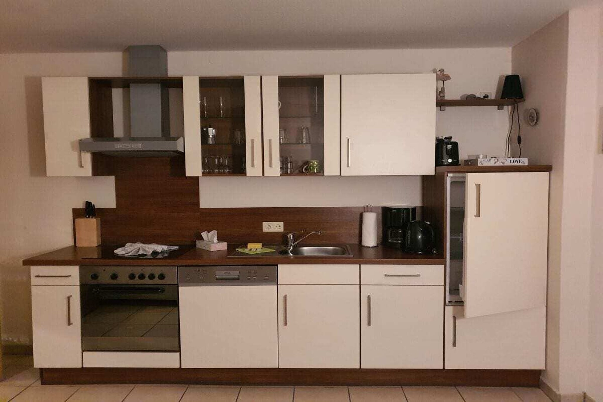 Our lovingly and modernly furnished holiday apartment is in a prime, quiet location just a few minutes' walk from the beach and the beautiful dunes.