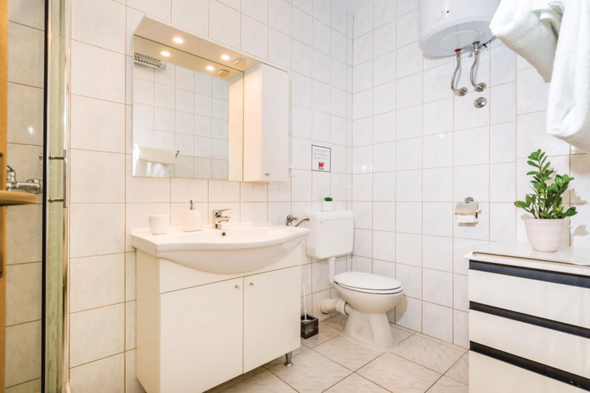 Holiday Home Villa Ksenija - Six Bedroom Holiday Home with Pool-Bathroom