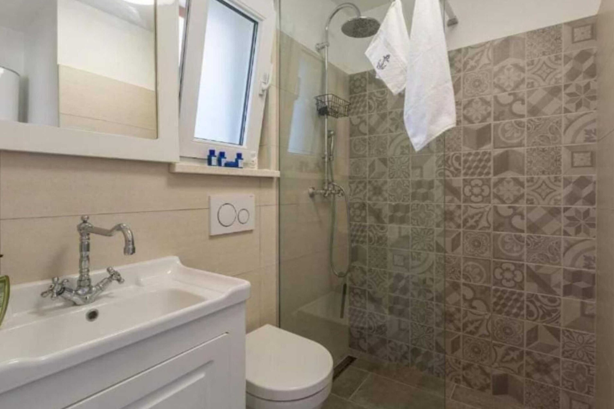 Apartment Amor - Two Bedroom Apartment with Terrace-Badezimmer