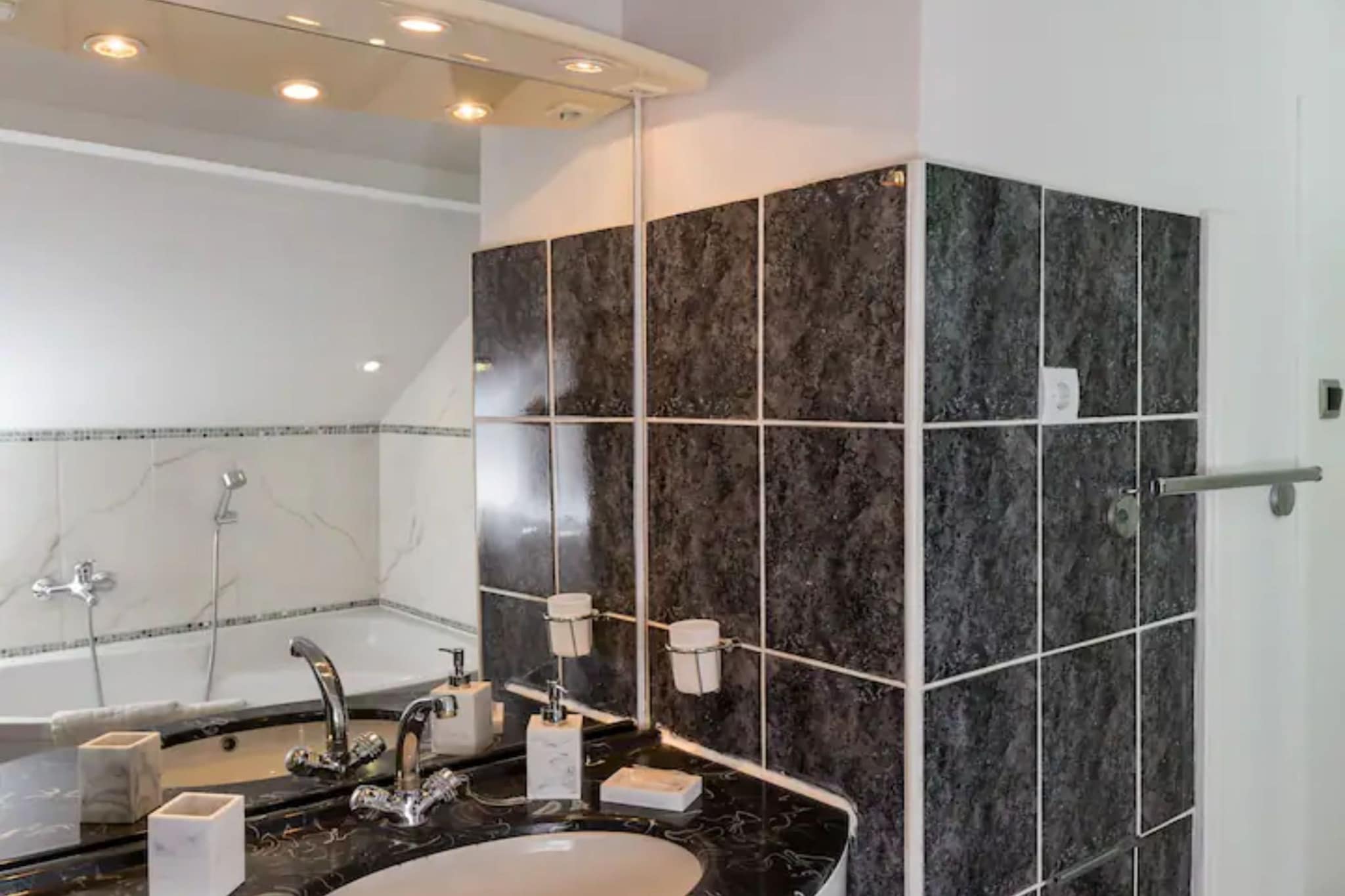 Apartment Ivančica - Double Room with Old town view-Bathroom