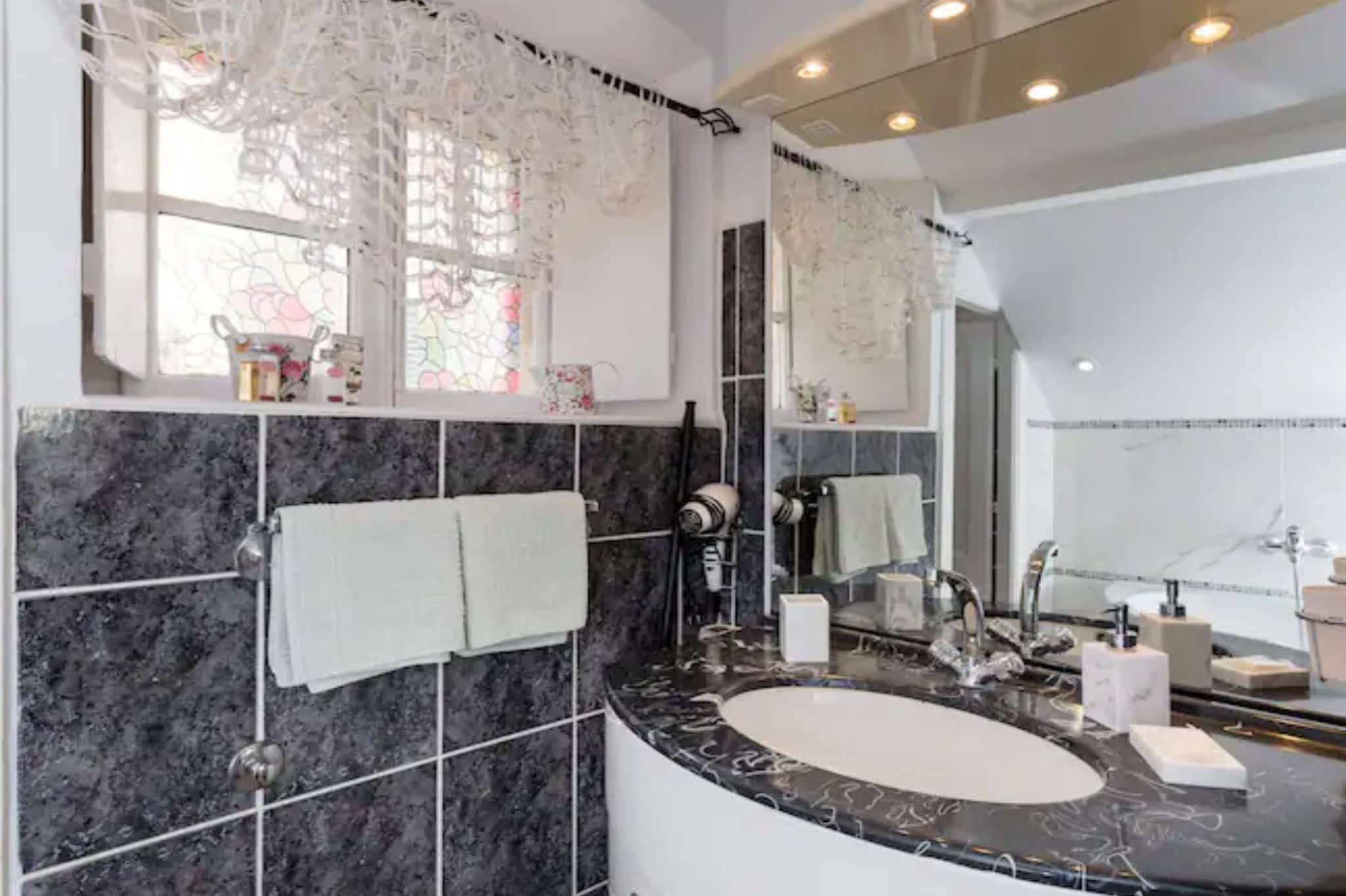 Apartment Ivančica - Double Room with Old town view-Bathroom