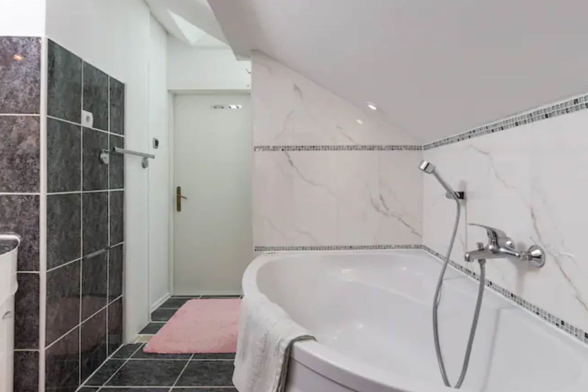 Apartment Ivančica - Double Room with Old town view-Bathroom