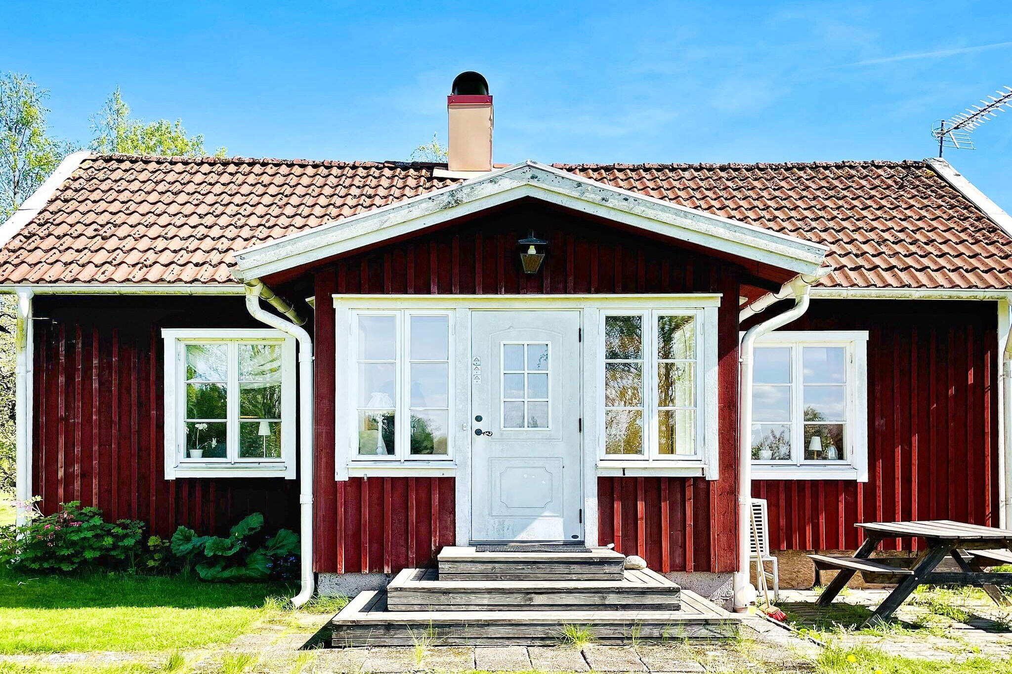 Welcome to this charming red cottage, perfectly nestled in a lush garden with lush fruit trees. Here, you and your family can enjoy both peace and quiet and proximity to activities. When you step inside, you are greeted by a spacious hall. To the right is the living room, equipped with a comfortable sofa group and TV – a perfect place to relax. To the left of the hall is the cosy kitchen, which has everything you need: stove, oven, fridge, freezer, microwave and coffee maker, as well as a dining table with chairs. The bathroom has a toilet, sink and shower. A narrow, steep ladder from the hall leads up to the upper floor. To the right are two single beds (90 cm) and to the left are two more single beds (90 cm) in a room with a sloping ceiling – perfect for older children, but small children should be supervised here. The magical garden is a haven for children to play and run around on the green lawns. Here you can play kubb or just enjoy the peaceful surroundings. Evenings outdoors are extra lovely with barbecues, and mornings are best started with a cup of coffee in the garden's soothing environment. Please note, however, that there is a pond on one side of the property that is not fenced off, so do not let small children play here unsupervised. The cottage is idyllically located in a scenic, rural setting, yet close to activities. Sikhalls camping, with its larger bathing area, is only a short distance away. For anglers, Lake Vänern is a paradise where you can fish for salmon, pike, whitefish and pikeperch. For excursions, we recommend a trip to Halleberg and Hunneberg with its royal hunting museum and scenic outdoor areas – perfect for hiking, picnics and experiencing the magnificent nature. Nearby Trollhättan offers attractions such as the Trollhätte Falls, the lock area and the SAAB Museum. In Vänersborg, there is an adventure pool and cosy cafés. For a day trip, you can easily reach Dalsland, the west coast with Ljungskile and Uddevalla, or the city of Gothenburg. Welcome to a home where the tranquillity of nature meets activities for the whole family – a place to create memorable moments!