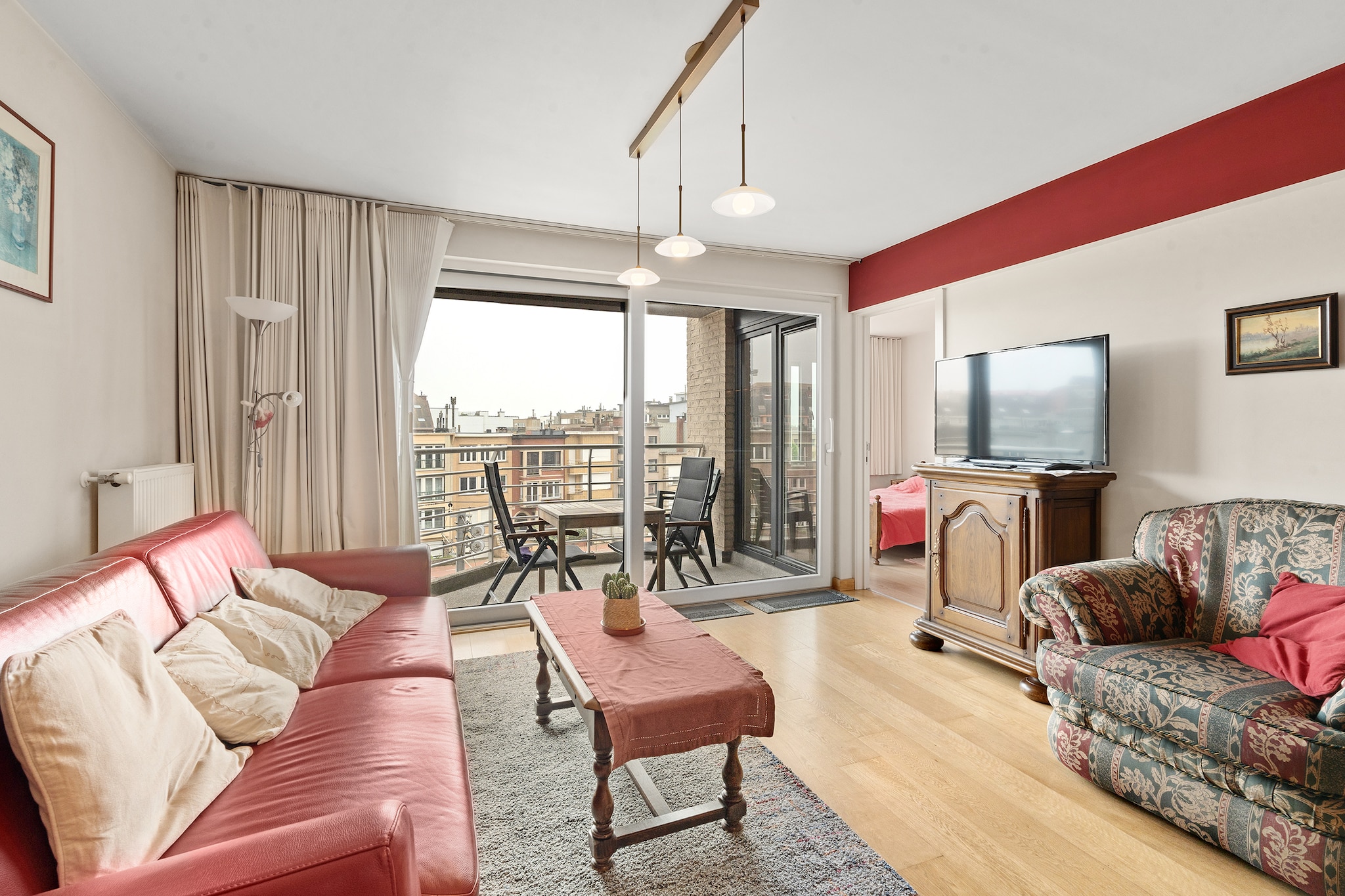 Beautifully furnished two-bedroom flat just a minute's walk from the sea. Highly recommended in terms of space, furnishings, views and location. Here you can experience the perfect holiday with your family. Wifi: yes - Parking: not included - Sheets: bring your own - Towels: bring your own.