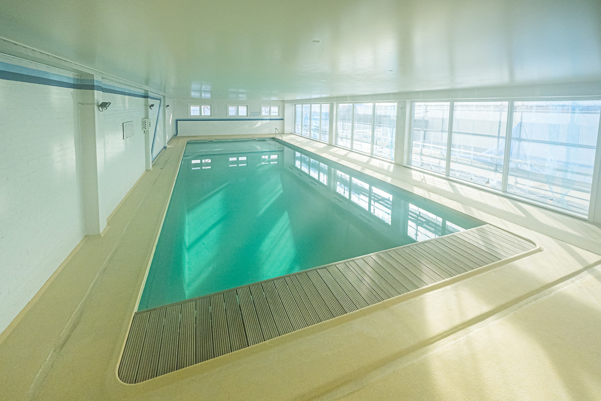 Ground floor: (Living room(TV, dining table, seating area, radio), Kitchen(electric kettle, toaster, coffee machine, oven, microwave, dishwasher, fridge, freezer, Juicer), bedroom(double bed(twin duvet, 160 x 200 cm)), bedroom(bunk bed(duvet, 90 x 200 cm)), bathroom(shower, hairdryer), toilet(guest toilet), bicycle room, Internet access, parking, swimming pool(shared with other guests, heated, indoor), lift, children\'s bed, iron)