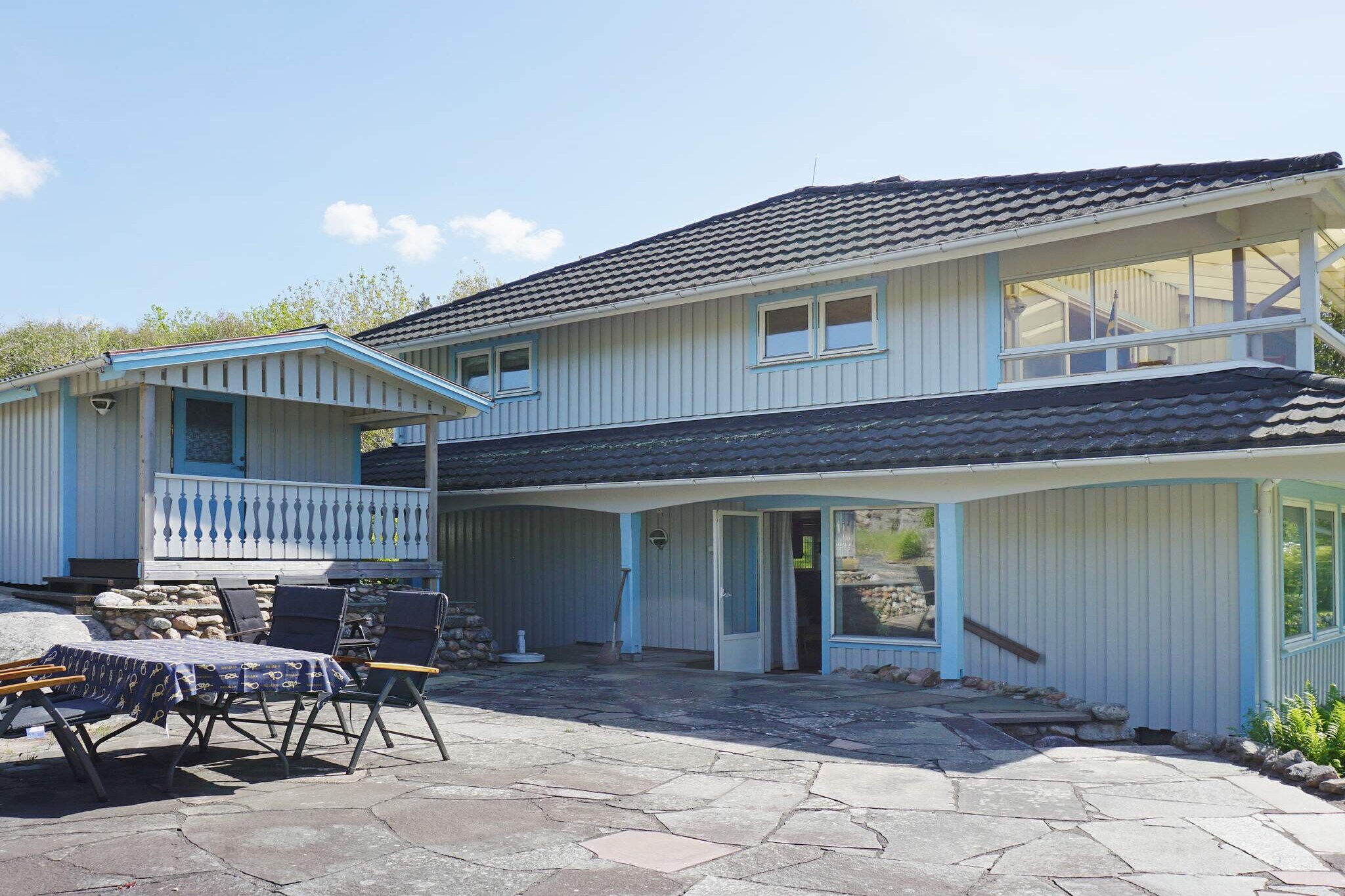 Charming large villa near the sea and nice salty baths! Welcome to live in a family-friendly large villa on two levels with large generous areas both indoors and outdoors in the fishing and boating community of Heestrand. Here you live peacefully and close to nature in harmony with hares and deer and the occasional squirrel. From the villa, you have a certain view of the sea from the large conservatory on the second floor, and on the plot there is a well-sized lawn made for all kinds of games and play. Here you really have the chance to realize the &quot;good life&quot; because within a stone's throw there is the sea with salty swimming, boating and walking paths to neighboring coastal communities with a view of the sea's &quot;highway&quot; where thousands of boats pass in summer. The cabin's location provides excellent opportunities for those of you who want to go out and explore the magnificent archipelago outside, please bring your own kayak. In the area there are several fine beaches and there is also the possibility to buy seafood directly from local fishing boats. The villa's entrance is reached via a fine staircase, once inside you are immediately struck by the large, generous and airy surfaces. On the first floor there is a large open kitchen with stove, separate oven, fridge/freezer, microwave, coffee maker and dishwasher, dining room with dining room furniture, living room with comfortable sofas and armchairs and TV. A bedroom with a double bed, bathroom with underfloor heating, shower, washing machine and drying cabinet. On the second floor there are two bedrooms with single beds and a large living room with comfortable sofas and armchairs and a TV. From the living room on the second floor via two large sliding doors you reach a generously sized glazed conservatory with summer furniture, a lovely place for cooling shade and good conversation. From the living room on the first floor you reach the villa's large tiled patio with summer furniture and barbecue, a lovely place for sunbathing and for cozy barbecue moments where you discuss the day's adventures or plan for new ones. In the cottage's basement there is access to a washing machine and tumble dryer. The cabin has a fiber connection. In the neighboring community Slottet are the remains of an ancient castle located on a high mountain with a mile-long view of sea and land, a perfect excursion destination for a coffee break. A Viking market is also held there in early August. Hamburgsund is the area's largest town, here are fine shops, restaurants, cafÃ©, fishmongers, mini golf and several nice bathing spots. Here you can also rent a kayak, try diving, go on boat charters and archipelago boats to see the fantastic archipelago, e.g. to the old lighthouse and pilot lookout on the VÃ¤der Islands. The community also has an outdoor stage &quot;Scen pÃ¥ BÃ¶nn&quot; which during the summer has several different events in music and children's theatre. From Hamburgsund, a car ferry goes over to neighboring HamburgÃ¶ with more nice bathing spots and coastal paths with fantastic views of the surroundings and the archipelago's many islands. The cottage is geographically well located for day trips to charming coastal communities both to the north and south. Welcome to a fantastic stay in Norra BohuslÃ¤n's archipelago environment!