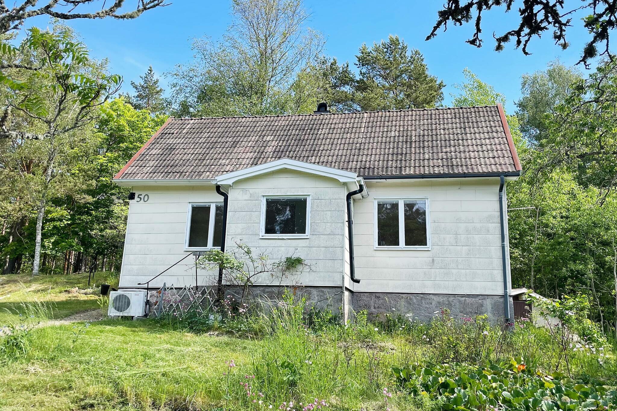 Nice house high up with a view of garden and meadow in the middle of the Moose Kingdom. Many lakes and waterways make it possible to fish, paddle and hike in any of the nature reserves and outdoor areas around here. At Ire nature school, you get to experience a living museum and a preserved agricultural landscape with the farm's animals to watch. At the entrance on the gable of the house there is a covered patio with garden furniture. Small hall inside the door with narrow stairs to the upper floor with two bedrooms. The first bedroom with a single bed is a walk-through room as the second bedroom is inside with two single beds and a pull-out sofa bed with mattress. In the kitchen downstairs, there are all possibilities for self-catering. Inside the kitchen, a fresh and bright bathroom with shower. Next to the kitchen, an open living room with a dining table and chairs for shared meals and pleasant socializing. The innermost part of the room is spacious with a sofa and armchairs in front of the tiled stove and the TV. The whole house has been renovated in recent years and has beautiful wooden floors and many windows with nice light. There is access to a washing machine in the basement with access from the outside. Blekinge is called Sweden's garden and the species richness is great in the house's own garden and immediate surroundings. For those interested in nature, there is much to discover and see. A short drive takes you to the port city of Karlshamn with the entire Blekinge archipelago at your feet. Here, daily archipelago boats go between kobbar and skarn and out to islands such as TjÃ¤rÃ¶, TÃ¤rnÃ¶ and many more along the fairway. Kreativum, a discovery center for all ages can be recommended a visit as well as Eriksberg's game and safari park with a large enclosure and restaurants in the area. Welcome to Blekinge!