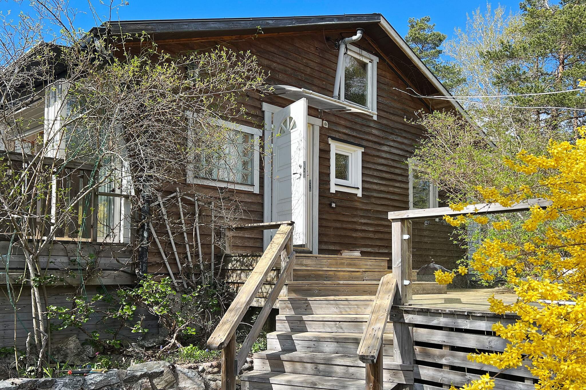 In the scenic GladÃ¶ kvarn you will find this nice house with an absolutely fantastic verdant garden, with flowers, bushes and fruit trees. The property consists of three houses, a larger one with living room, kitchen, glazed conservatory, balcony and two bedrooms. One with a double bed and one with a 140 cm bed. In the living room there is also a sofa bed for two. In the house that is connected to the big one, there are three beds, but no water or toilet. At the back of it there is a fresh dry toilet in addition to the wc that is in the main house. Further down the plot is a newly built house with two beds, a separate one and a small kitchenette. In this property many people can live, but still get some privacy. Between the two upper houses on the terrace is a lovely hot tub. If you want to swim in the lake, it is a short walk down to the bathing rocks. There is a nice beach with a playground and soccer field a little further along the lake. There are also padel courts and a tennis court. There is a bus just a few hundred meters from the house, which takes you to the center of Huddinge with shops and commuter trains into Stockholm. If you like hiking, there are plenty of nice hiking trails nearby.