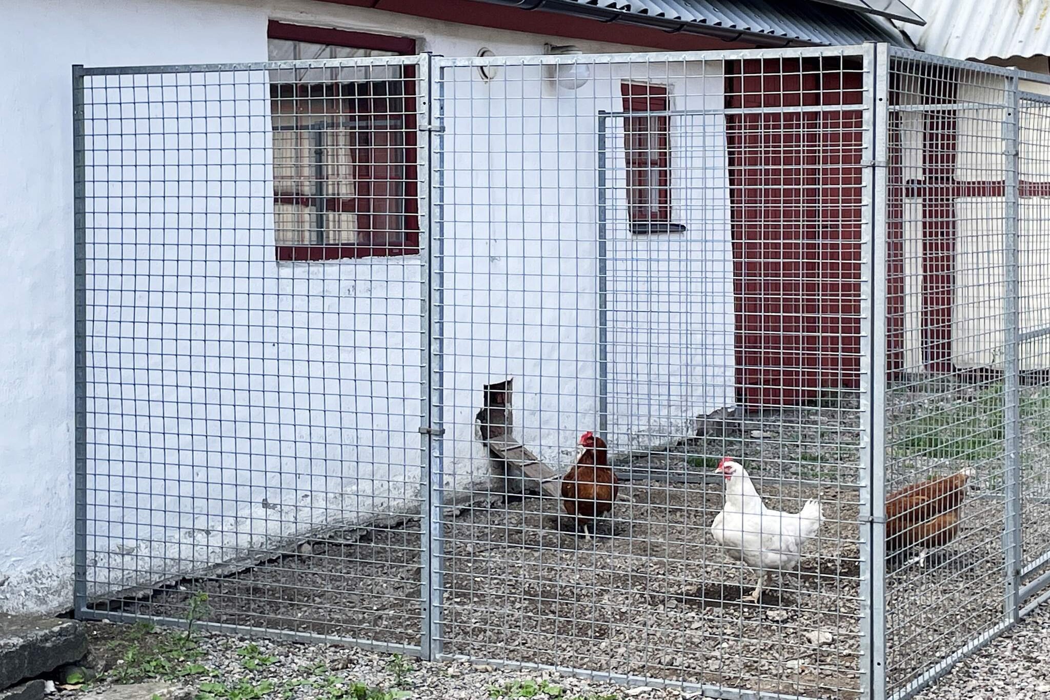 Kitchen(cooker(electric), coffee machine, oven, dishwasher, fridge-freezer), bedroom(4x single bed), bathroom(tumble dryer, washbasin, shower, toilet, washing machine), heating(electric), garden furniture, swimming pool(outside), air to water heatpump