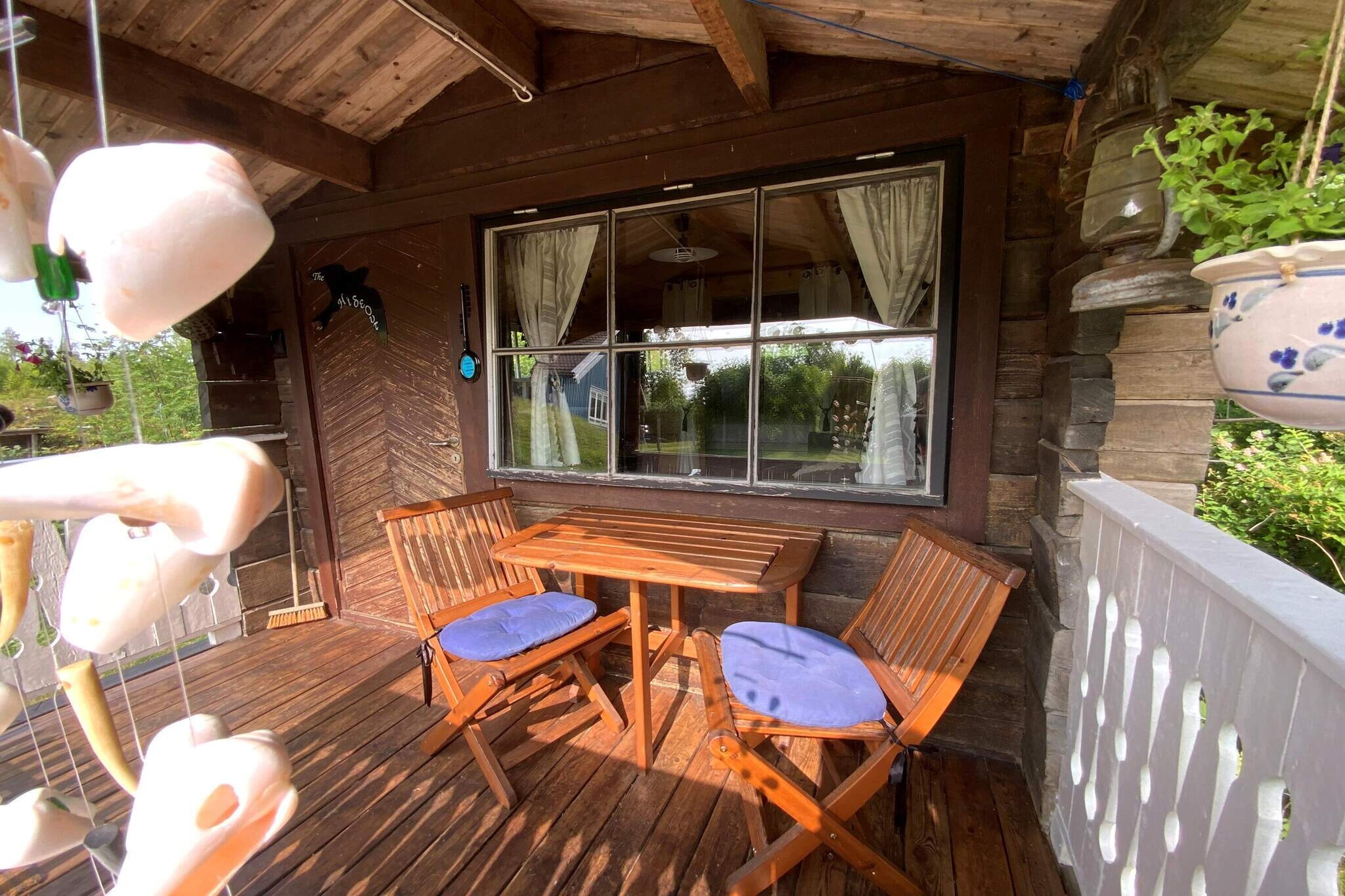 Are you looking to visit Värmland and seeking a unique experience where you live in harmony with nature? If you are searching for accommodation that stands out from the typical cabins, you’ve found the right place by booking this lodging. You have sleeping quarters and a bathroom in a log cabin built in a traditional style, which also includes a small covered seating area at the entrance. In the neighboring building, you'll find a simple kitchen with a dining area, combined with a living room where you can light a fire in the cast iron stove in the evening and reflect on the day's activities. It’s good to know that you need to heat water on the stove for dishwashing. In the log cabin, there is a sleeping alcove with a double bed, and in the adjacent living room, there is a sofa bed. The bathroom has a unique and special design with large windows facing the forest, and you shower in warm water heated both by solar panels and electricity on cloudy days. Bed linen and towels are included when you rent this accommodation, and the host ensures cleaning. By talking to the host, you can book the use of the hot tub, which is magically placed in nature on a covered terrace where you also have a barbecue corner with a cozy seating area. Additionally, guests can pre-book breakfast through the host. All booking and payment for extra services, spa, and breakfast are done on-site. You live in the forest yet still centrally located, about 1000 meters from Munkfors, which has good service options. If you want to swim in the Klarälven River, there is a well-maintained swimming area 2500 meters away, and around Klarälven, there are places for fishing (a fishing permit is required and can be purchased via Ifiske). Rent a canoe and explore the river or book one of the operators offering guided canoe tours or white-water rafting.