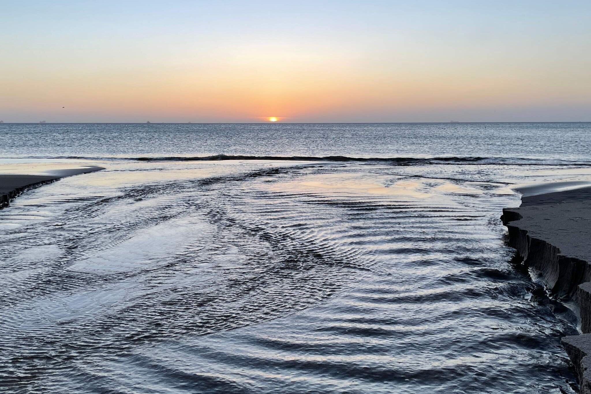 Internet Access DSL, Kitchen, bedroom(double bed), bedroom(double bed), bathroom(toilet), microwave, dishwasher, fridge-freezer, tumble dryer, washing machine, heating(central)