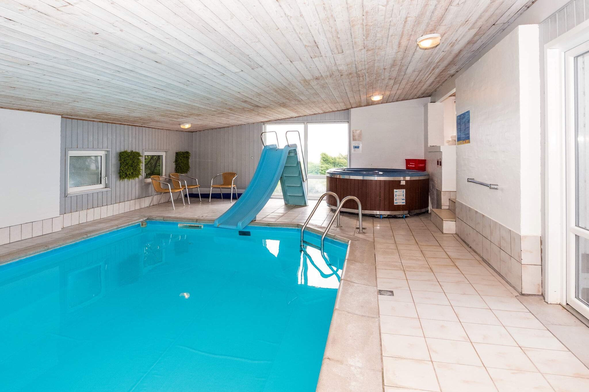 Amusement en famille avec vue sur le fjord - Piscine