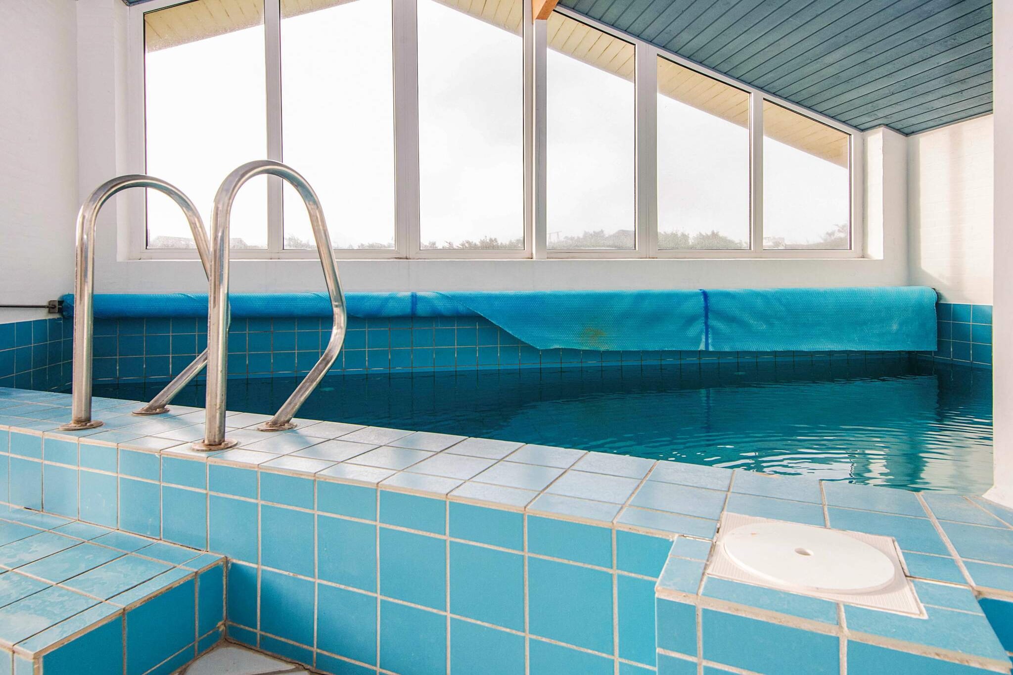 Kitchen(microwave, fridge(+ freezer), tumble dryer, washing machine), Living/bed room(TV), bedroom(double bed), bedroom(double bed), bedroom(double bed), mezzanine(double folding bed), dishwasher, Bubble bath(indoor, 2 persons), sauna(indoor), heating(central), swimming pool(indoor, 180 m2), children\'s bed