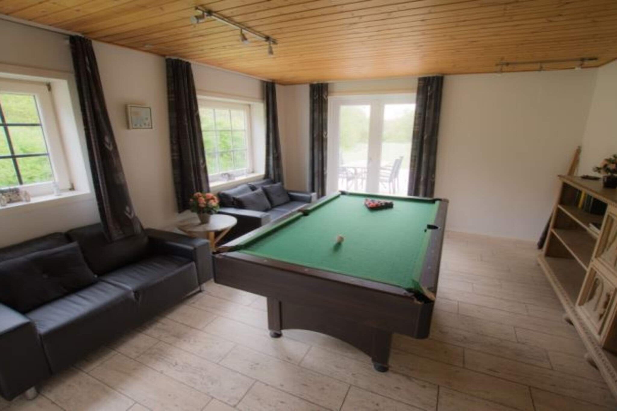 Kitchen(microwave, dishwasher, fridge), Living/bed room(TV), bedroom(double bed), bedroom(double bed), bedroom(double bed), bedroom(double bed), bedroom(double bed), bedroom(double bed), bedroom(double bed), bedroom(double bed), bathroom(washbasin, shower, toilet), bathroom(washbasin, shower, toilet), bathroom(washbasin, shower, toilet), tumble dryer, Bubble bath(indoor, 7 persons), sauna(indoor), washing machine, heating(central), swimming pool(indoor, 200 m2)