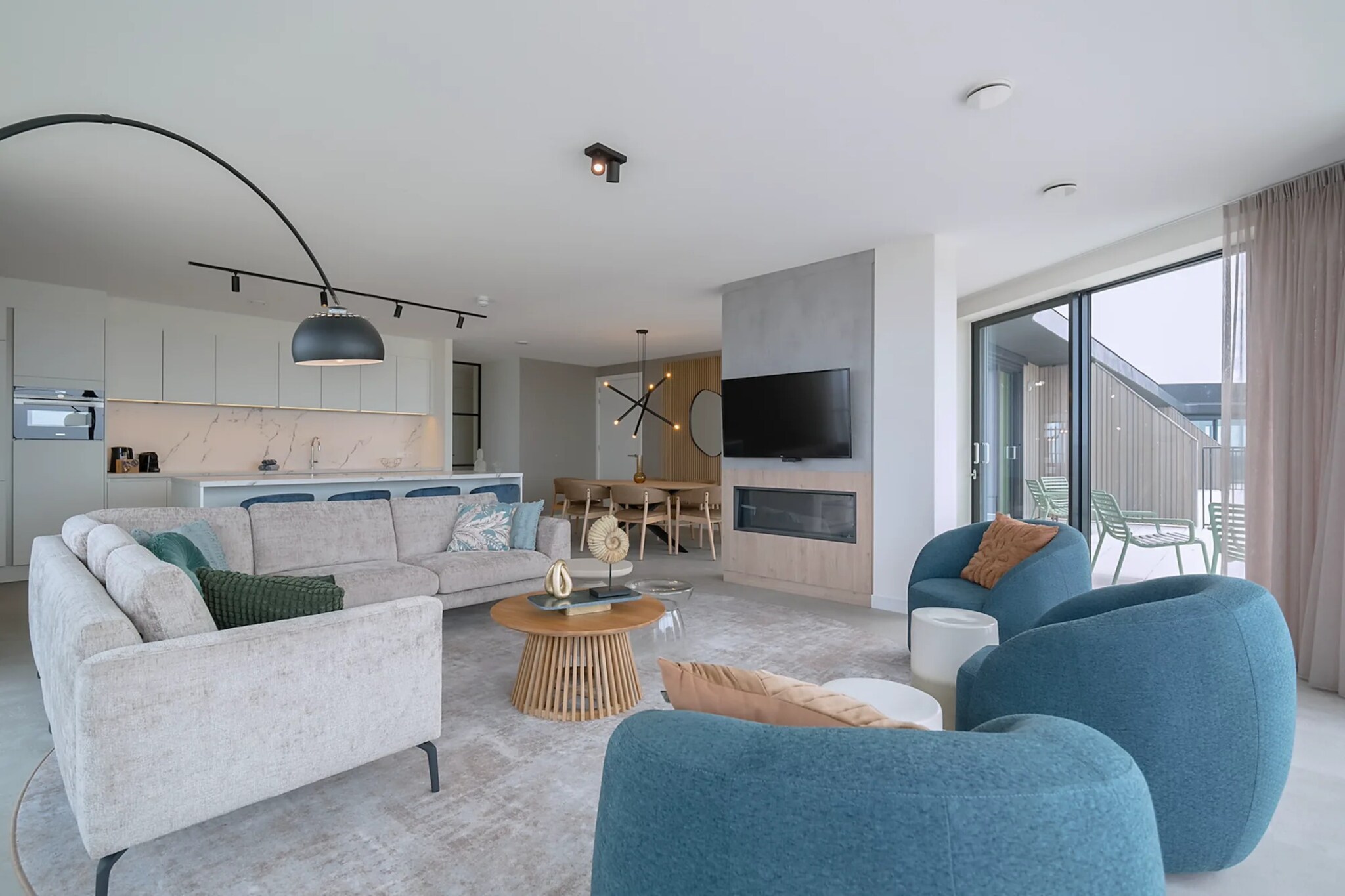 This stunning apartment on the 11th floor offers breathtaking views and modern comforts, perfect for families or groups looking for a relaxing stay. The spacious living room features a cozy seating area, a smart TV for entertainment, a dining table, and a fireplace, adding a touch of warmth and ambiance to your evenings. The open kitchen is fully equipped with a hob, espresso coffee machine, oven, dishwasher, fridge-freezer, and all the necessary dishes and cutlery, making it easy to prepare meals at home.
The apartment boasts three inviting bedrooms, including one with an en-suite bathroom featuring a shower, washbasin, and toilet for added convenience. The second bathroom also includes a shower, washbasin, and toilet, ensuring comfort for all guests. For ultimate relaxation, unwind in the apartment’s private sauna or take advantage of the washing machine, balcony, and bicycle storage. You can also enjoy the garden furniture outside, perfect for a morning coffee or evening relaxation.
Additional amenities include parking, a lift, and a charging post for electric cars, ensuring a stress-free stay. Situated in a prime location, this apartment provides easy access to local attractions and activities, including cycling paths, nearby beaches, and the vibrant town center. Whether you’re here to unwind or explore the beautiful surroundings, this apartment is an ideal base for your getaway.