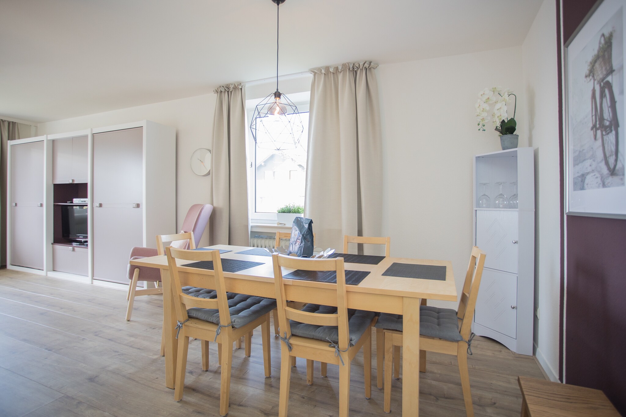 Enjoy the breathtaking view over the Kahler Asten from your own balcony. This accommodation is quietly located in Winterberg yet close to the lively ski slopes and excellent public transport connections. Perfect for both those seeking tranquility and adventurers!
Via a short flight of five steps outside, you enter the ground-floor apartment, which is otherwise entirely on one level. The living room invites you to relax, with a comfortable sofa with a chaise lounge, a separate armchair, and a coffee table near the television. There is ample cabinet space around the television for storing personal items.
Adjacent to the living room is the dining area, which seats six people. Here you can enjoy meals together, prepared in the adjacent kitchen. This kitchen is fully equipped; with a stove, refrigerator with freezer compartment, and oven, you can quickly whip up a meal. After eating, the dishwasher takes over the work. A cup of coffee or tea is also quickly made thanks to the coffee maker and kettle.
The bedroom is equipped with a double bed (180x200 cm) with nightstands and bed lighting, and above it is a "single bunk bed" (90x200 cm). There is also a wardrobe and some shelves for storing clothes.
An extra sleeping area can be created with the fold-out bed in the living room, which offers two more sleeping places (90x200 cm). The bathroom features a pleasant shower cabin, a sink with a mirror, and a toilet. Here you can freshen up before or after a lovely vacation day.
The 8m² balcony offers a beautiful view over the mountains of Kahlen. It is furnished with two chairs where you can enjoy the surroundings. The accommodation also has some practical extras. There is a washer/dryer in the basement for communal use. There is also a garage at the property where you can safely store the car, ski equipment or rented bicycles. For children up to 2 years old, a high chair and a crib (70x140 cm) are available.
Note: pets are not allowed in this accommodation.
Welcome to Winterberg, the charming town in the heart of the Sauerland mountains, known for its winter sports opportunities and beautiful nature. Whether you come for the snow or the summer sun, Winterberg has something for everyone.
Winterberg is the destination for winter sports enthusiasts. With various slopes suitable for both beginners and advanced skiers, the area offers plenty of opportunities for skiing, snowboarding, and cross-country skiing. The ski areas are equipped with modern facilities and offer stunning views over the snowy landscape. And if you want to try something different than skiing, try the toboggan runs or go ice skating at the local rink.
In the warmer months, Winterberg transforms into a green paradise. Put on your hiking boots or rent a bike to explore the extensive network of trails. The routes lead you through dense forests, along sparkling lakes, and over quiet valleys. For adventurers, there are climbing parks and exciting mountain bike routes on mountains like the Kahler Asten.