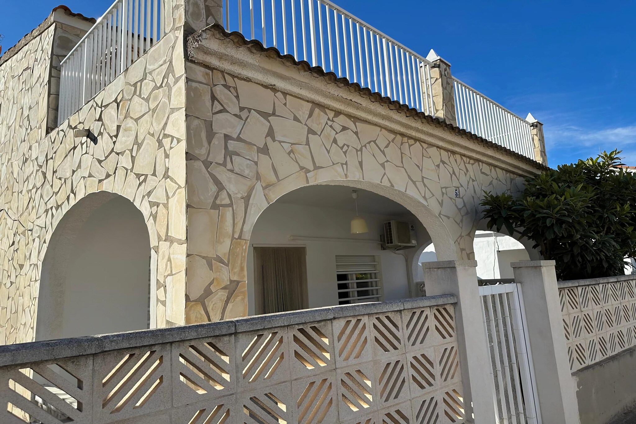 Apartment near sea beach and vibrant center