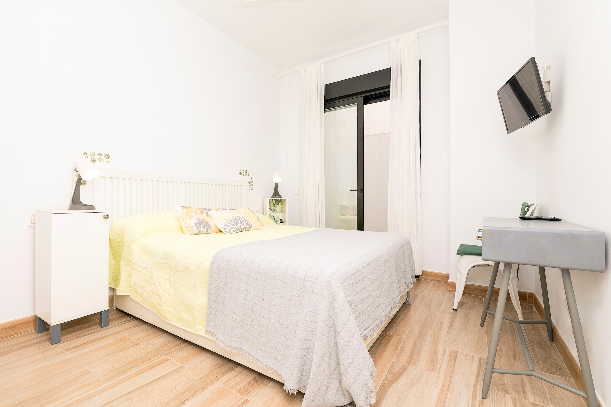 This cosy flat offers all the services you need to enjoy your holiday. Located on the ground floor of a building, it has a small interior terrace that is ideal for you and your companions to unwind after a full day in the city.
The interior is characterised by the cosy living-dining room open to the kitchen. It is equipped with Smart TV and ceiling fan. The kitchen is ceramic hob and has all the necessary utensils to make you feel at home. There is a washing machine, iron and ironing board.
When it's time to sleep you will find two bedrooms, one with a double bed and direct access to the terrace and the other with a bunk bed with two single beds and equipped with a ceiling fan. A bathroom with shower completes your stay. If you are travelling with your baby we can provide you with a cot
Located in the heart of Rota, the flat is ideal to enjoy the city. You can't miss the historic centre and explore the Castillo de la Luna or the bustling Mercado de Abastos, known for its local delicacies and tapas. Rota's beaches, such as Rompidillo and Costilla, are only 300 metres away and offer different options such as enjoying the sun and sand or taking a bike ride to the beach of Costa Ballena. This is a natural corner in a protected environment. Consult the advertiser for possible charges. Pets are not allowed. The holding of events is forbidden.
Distances
Beach: 0.300 km - Playa de la Costilla (Rota)
Airport: 40.2 km - Aeropuerto de Jerez
Golf course: 1.4 km - Rota Club de Golf
Town: 0.650 km - Rota
Train station: 24.3 km - El Puerto de Santa MarÃa
Bus stop: 1 km - Rota
Ferry: 46.1 km - Cádiz
Hospital: 0.650 km - Centro Médico Costa de la Luz
Tourist license: VUT/CA/16457Single Rental Registry: ESFCTU0000110230005428570000000000000000VFT/CA/164577