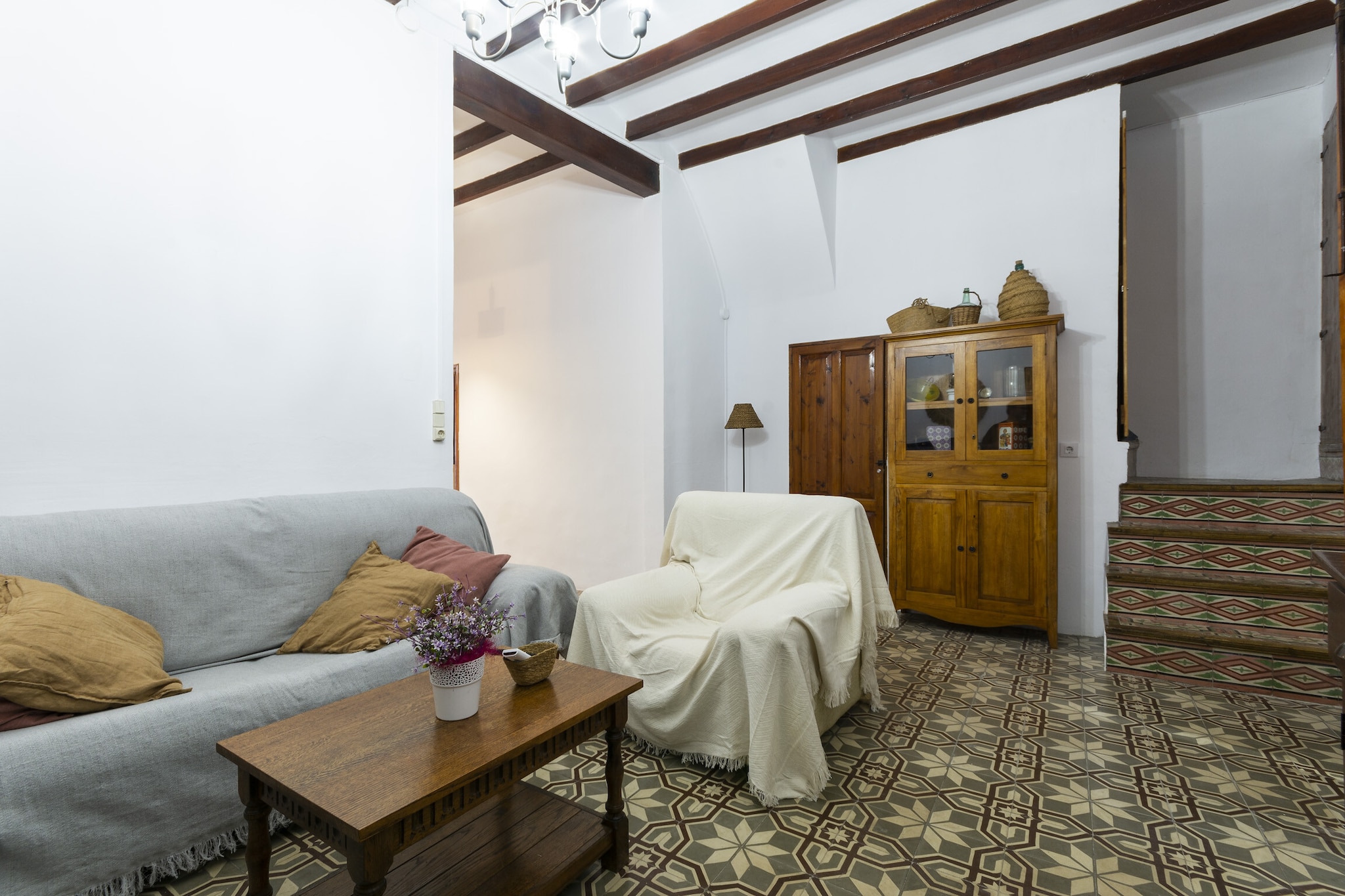 If you wish to enjoy a peaceful holiday in the town of XÃ bia, this cosy flat is perfect. With its ideal location in the centre of the town, you will be able to enjoy the property's surroundings, where the tranquil surroundings of the town provide an authentic and relaxing atmosphere to enjoy during your stay. With its variety of bars and restaurants you will be able to enjoy the rich local gastronomy.
The rustic interior of this property, spread over one floor, offers a living room with TV that invites you to relax by the fireplace in winter or with the air conditioning in summer. With a traditional wooden style, the gas kitchen is fully equipped with all the necessary utensils to cook comfortably during your stay in the house. There is also a table with 6 chairs, perfect for enjoying a meal with your companions. When it's time to sleep, you have the main bedroom, equipped with a double bed and wardrobe, and the second bedroom with a bunk bed for two companions. The bathroom is equipped with a shower and washbasin. There is also a washing machine, iron and a high chair can be provided if you are travelling with a baby.
The coast of Jávea has a varied landscape with a great succession of beautiful beaches and spectacular cliffs. Its protected Natural Park of Montgó or the Marine Reserve of Cap de Sant Antoni are spectacular natural places to visit in peace and quiet or to take a pleasant excursion. For beach lovers, we recommend the Arenal Beach, located 2km from the flat. In addition, the flat's location makes it easy to explore the region, with bus stops and the train station nearby for excursions to neighbouring towns such as Gandia or Denia. Consult the advertiser for possible charges. Pets are not allowed. The holding of events is forbidden.
Distances
Beach: 2.1 km - Paltja de Guijarros
Airport: 99 km - Alacant
Golf course: 5.4 km - Club de Golf XÃ bia
Town: 0.350 km - XÃ bia
Train station: 42.7 km - Gandia
Bus stop: 0.500 km - XÃ bia
Ferry: 12 km - Denia
Hospital: 0.300 km - Centre de Salut de XÃ bia
Tourist license: CV-VUT0506032-ASingle Rental Registry: ESFCTU00000307100029465900000000000000CV-VUT0506032A6