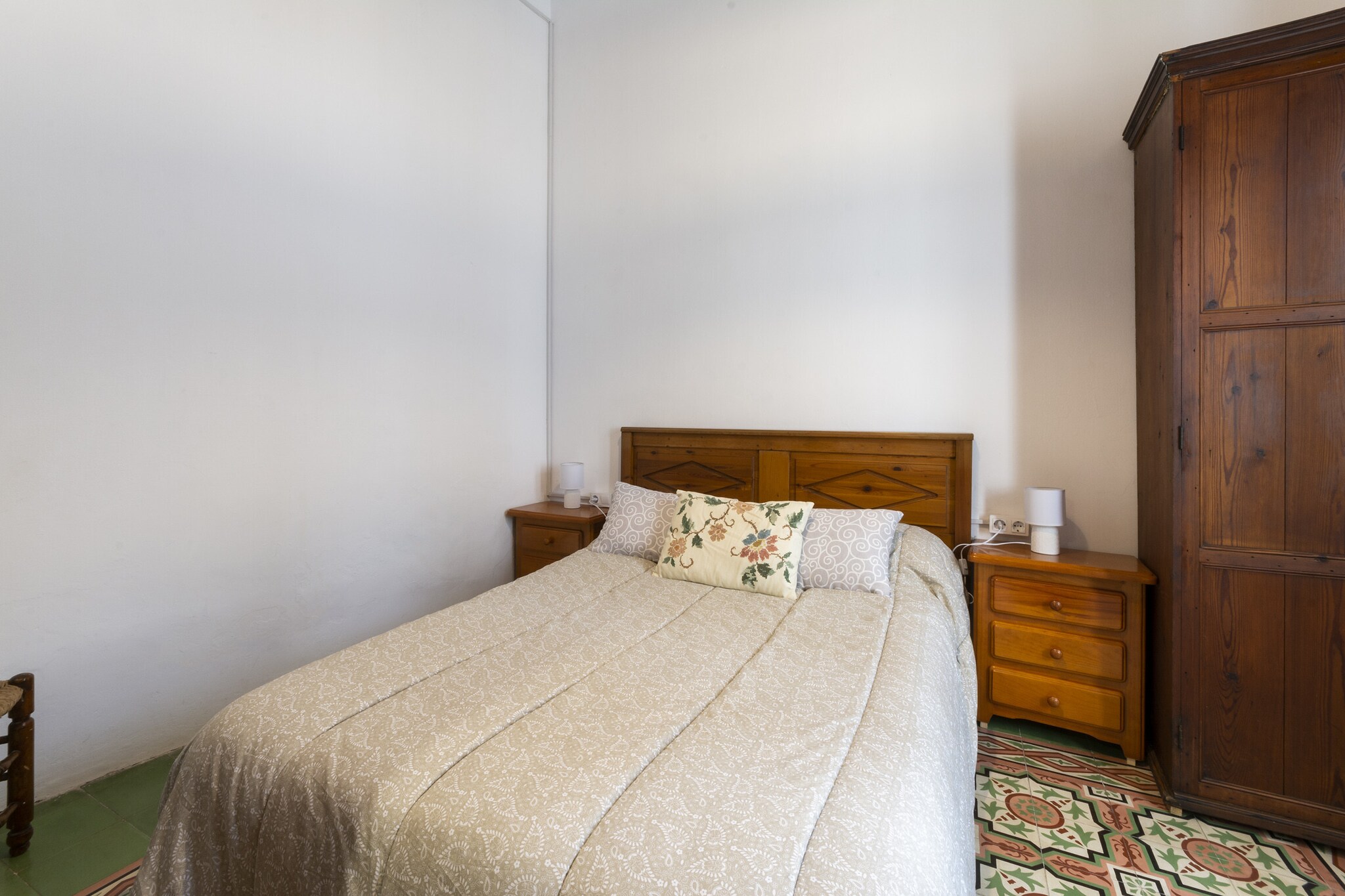 Living room, Kitchen(cooker, oven), bedroom(double bed), bedroom(bunk bed), bathroom, coffee machine, microwave, fridge-freezer, shower, washbasin, toilet, children\'s bed, high chair