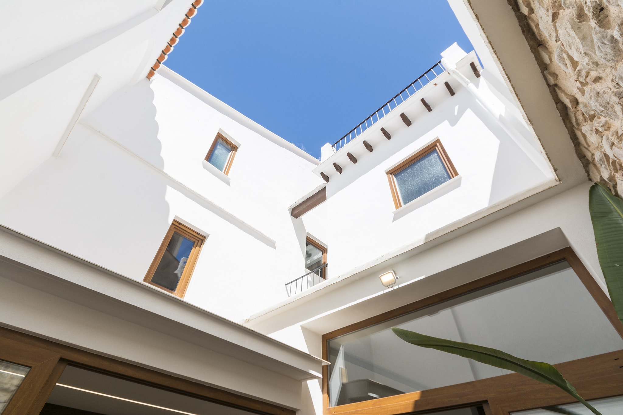 Living room, Living room, Living room, Kitchen(cooker, coffee machine), bedroom(2x single bed), bedroom(single bed, single bed), bedroom(double bed), bedroom(double bed), bathroom, bathroom, microwave, dishwasher, fridge-freezer, shower, shower, washbasin, washbasin, toilet, toilet, bidet, bidet, air conditioning, air conditioning, air conditioning, air conditioning, children\'s bed, high chair