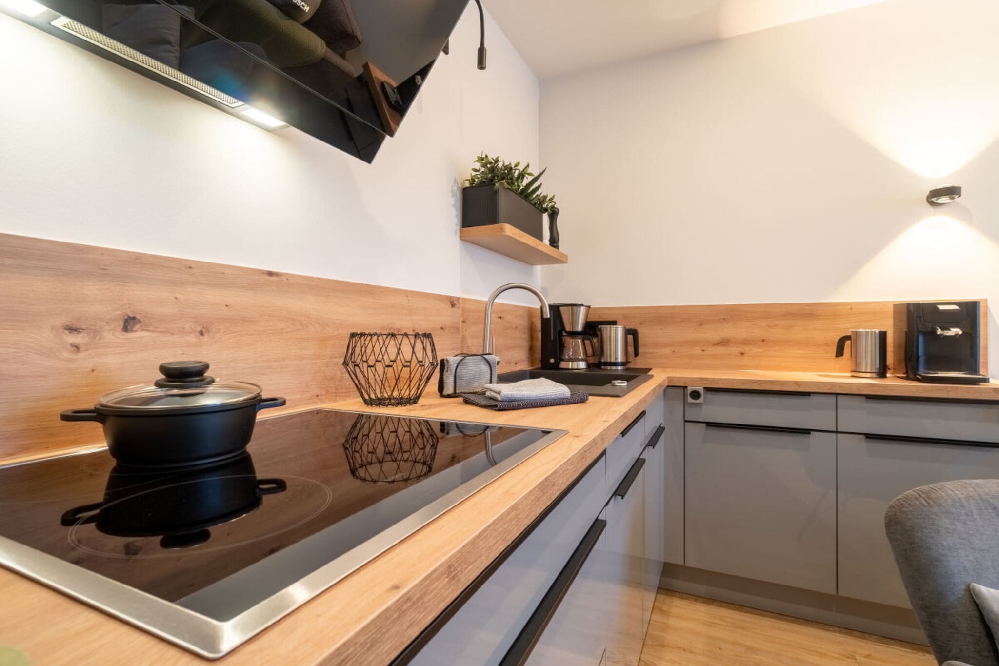 A small oasis of well-being with a mini sea view! Newly built city holiday apartment for 2 people in the heart of Wyk and only 80 meters from the sea and the promenade.