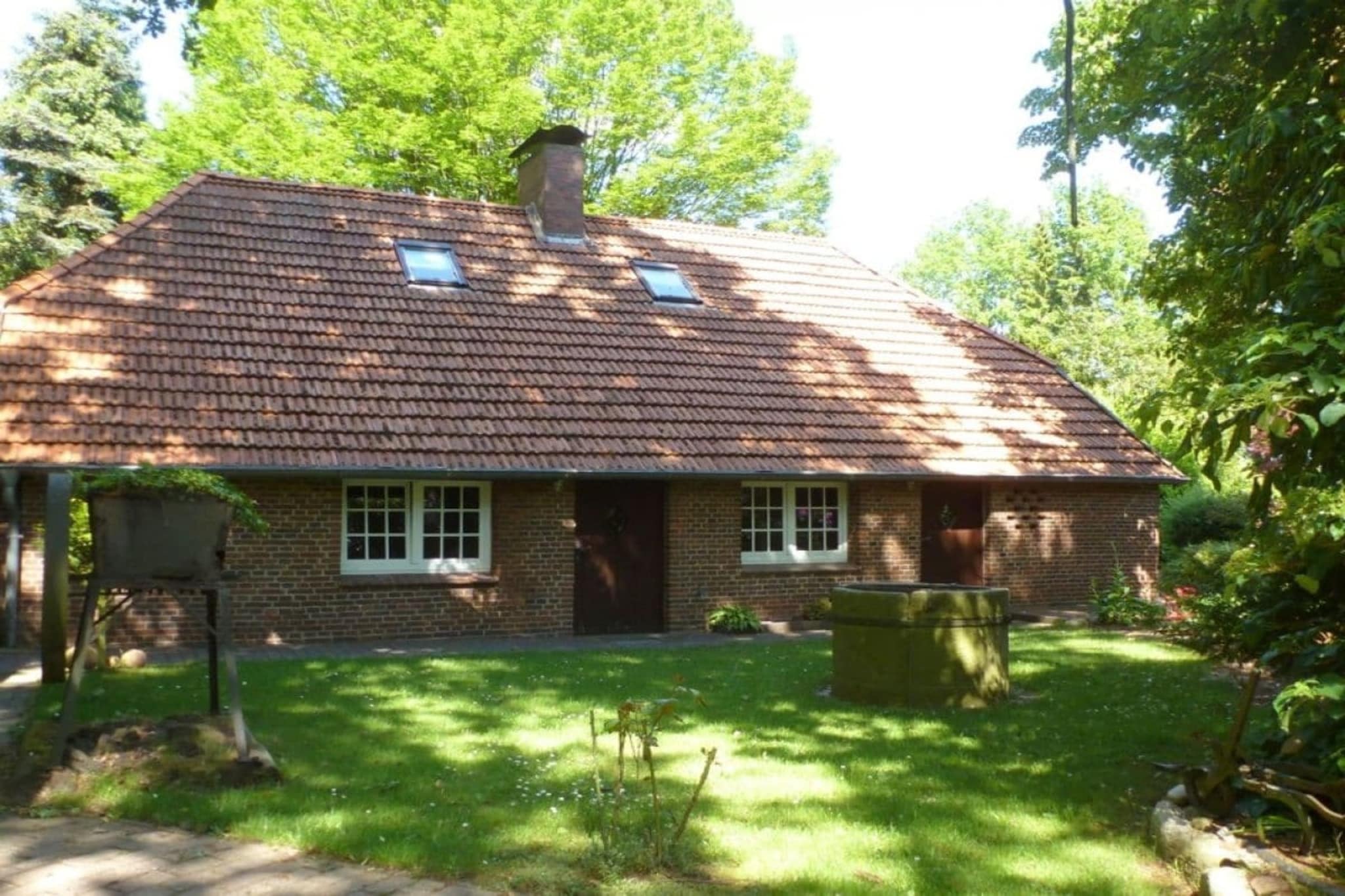 4-star (DTV) holiday apartment in a 2-post hayloft with magnificent oak posts and an old fireplace from 1861 on a 7000m² garden plot. With sauna and pool (currently closed)