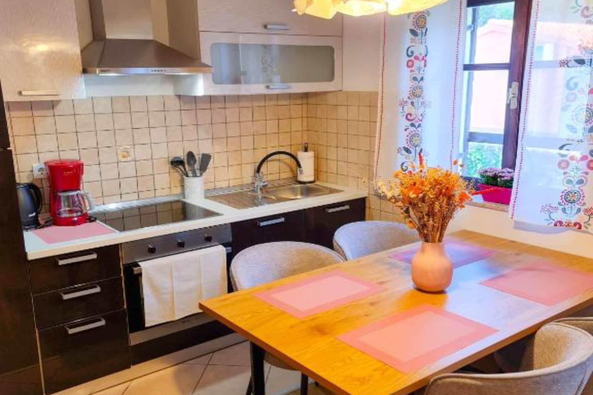 Shadow of Nehaj - Two Bedroom Apartment with Mountin View-Salle à manger
