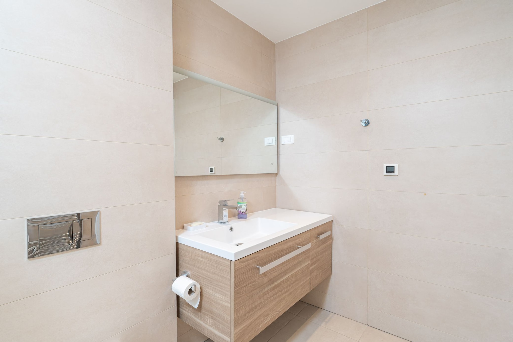 Apartment Marcus Mai - Two Bedroom Apartment with Balcony-Bathroom