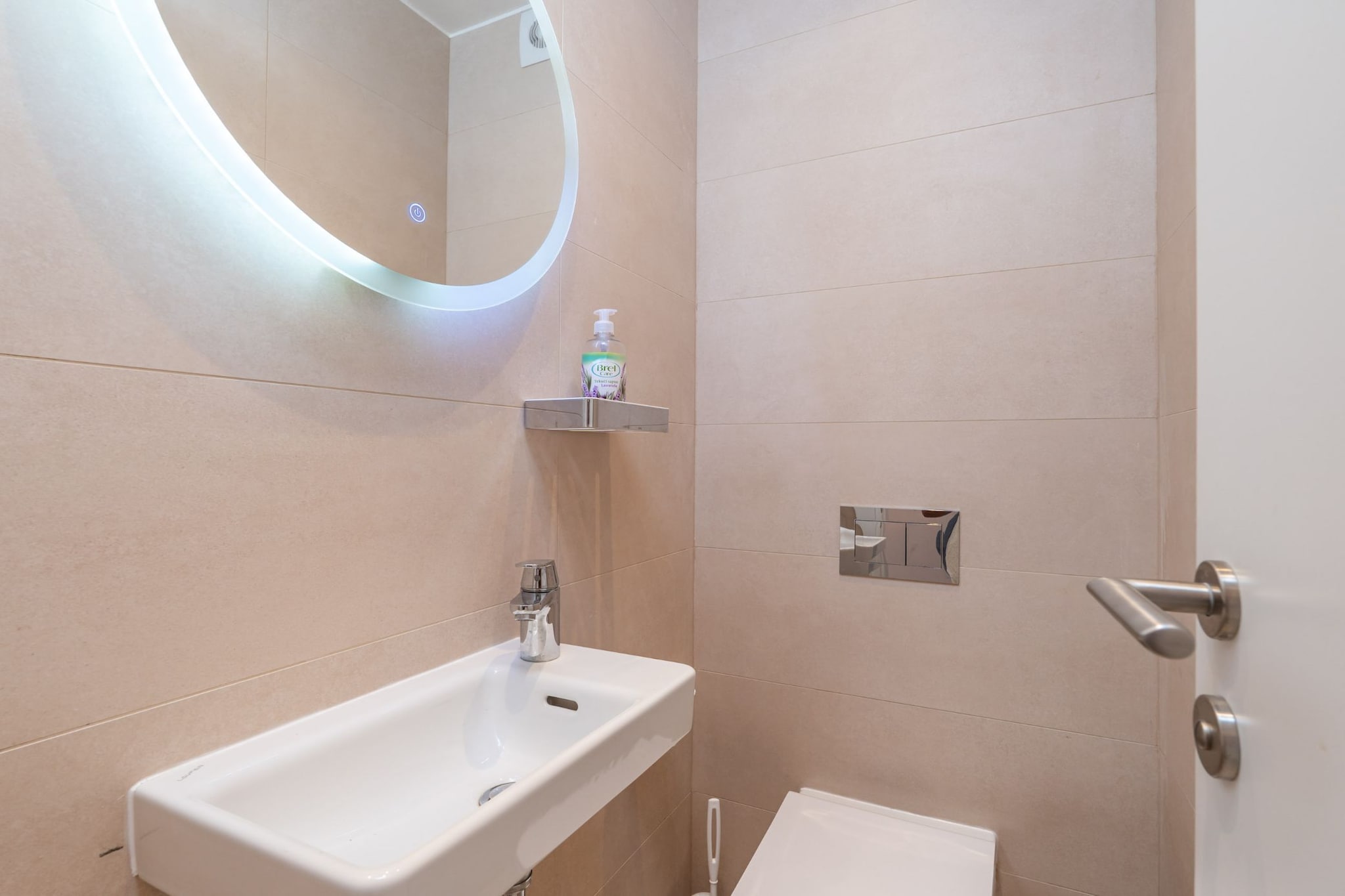 Apartment Marcus Mai - Two Bedroom Apartment with Balcony-Bathroom