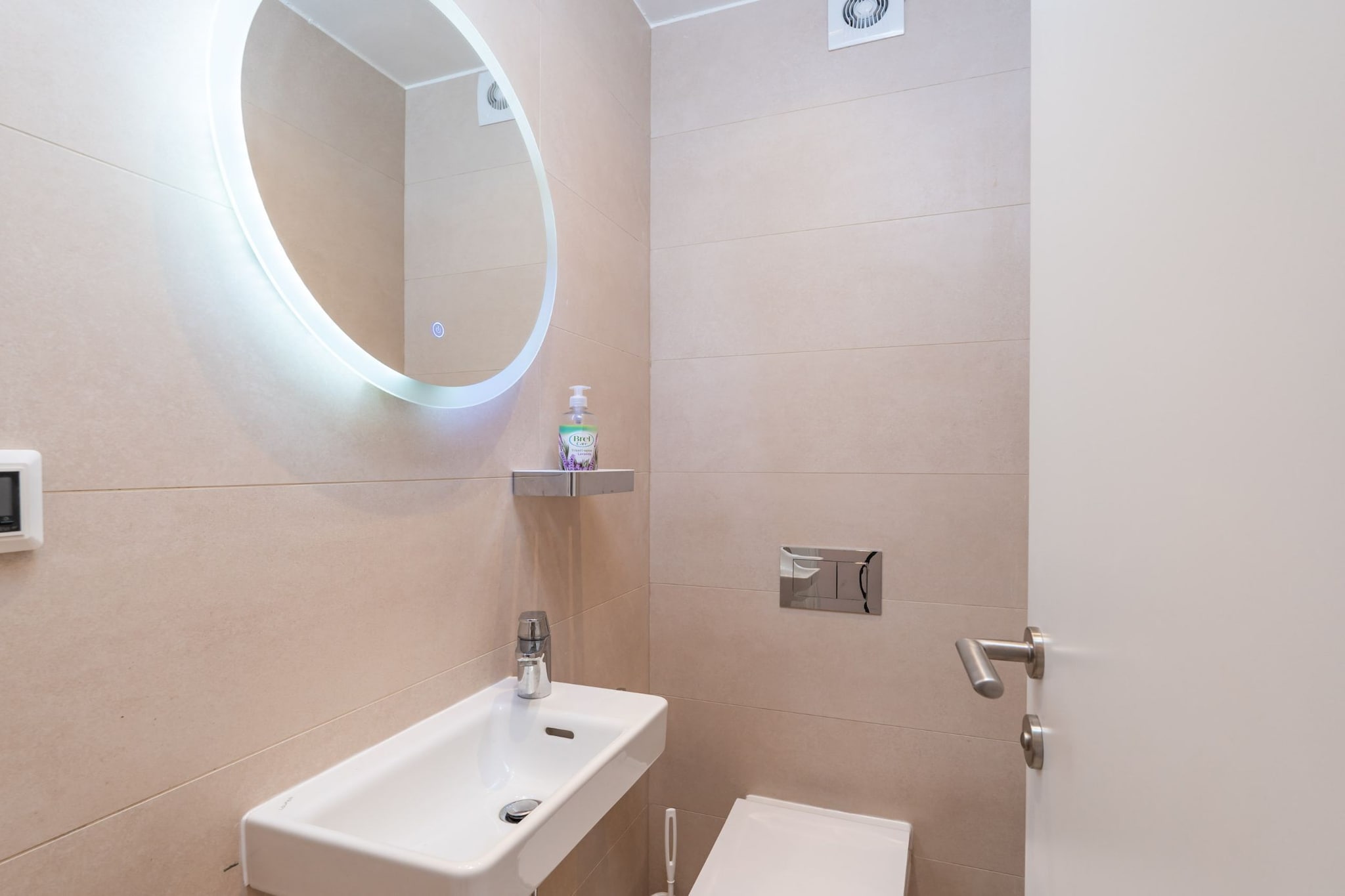 Apartment Marcus Mai - Two Bedroom Apartment with Balcony-Bathroom