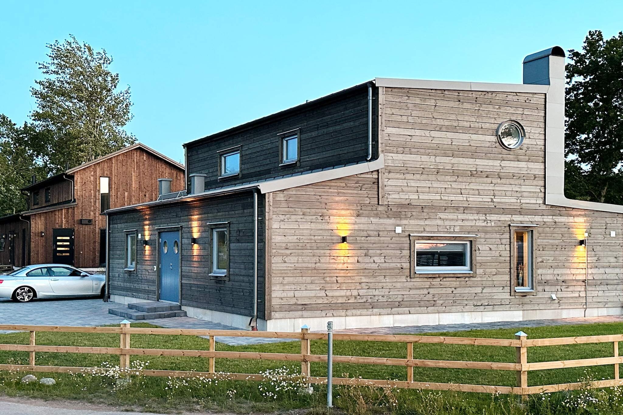 Enjoy wonderful vacation days in a luxurious dream house in Joels Udde, FÃ¤rjestaden with a nice view of the Kalmar Sound and the Ã–land Bridge. A house that really breathes freshness, where you are close to cooling baths and FÃ¤rjestaden's nice restaurants and cafes. The house has a lovely space with the high ceiling height and the large windows facing the balcony and the beautiful view. Please note that the house is not rented out to youth groups or for parties. The house has a total of three patios, a large patio deck and two balconies. All with sea view. Here you can enjoy watching the sun set over the strait, with the bridge as a beautiful silhouette. Kitchen and bathroom are on both floors, which makes the house perfect for two groups who want to celebrate holidays together. You have four beds each on both floors. On the entrance floor there is a bedroom with a double bed and one with two single beds. On the upper level there is a bedroom with two single beds and a pull-out comfortable sofa bed for two. All bedrooms with blackout pleated window blinds. Not allowed to charge electric cars. You can swim directly down by the sea, but there are also swimming beaches at the campsite next door, inside FÃ¤rjestaden or at Talludden's campsite. FÃ¤rjestaden with its seaside location and lovely harbor environment is very popular in summer. There is a large selection of fine restaurants and ice cream cafÃ©s here. There are paddle and tennis courts, mini golf, spa and shopping center, etc. Ã–land's zoo with its animals, water park, amusement park is usually popular with children. From here you can explore the rest of Ã–land if you wish. Kalmar is also close by if you want a larger selection of shops etc. or see beautiful Kalmar castle.