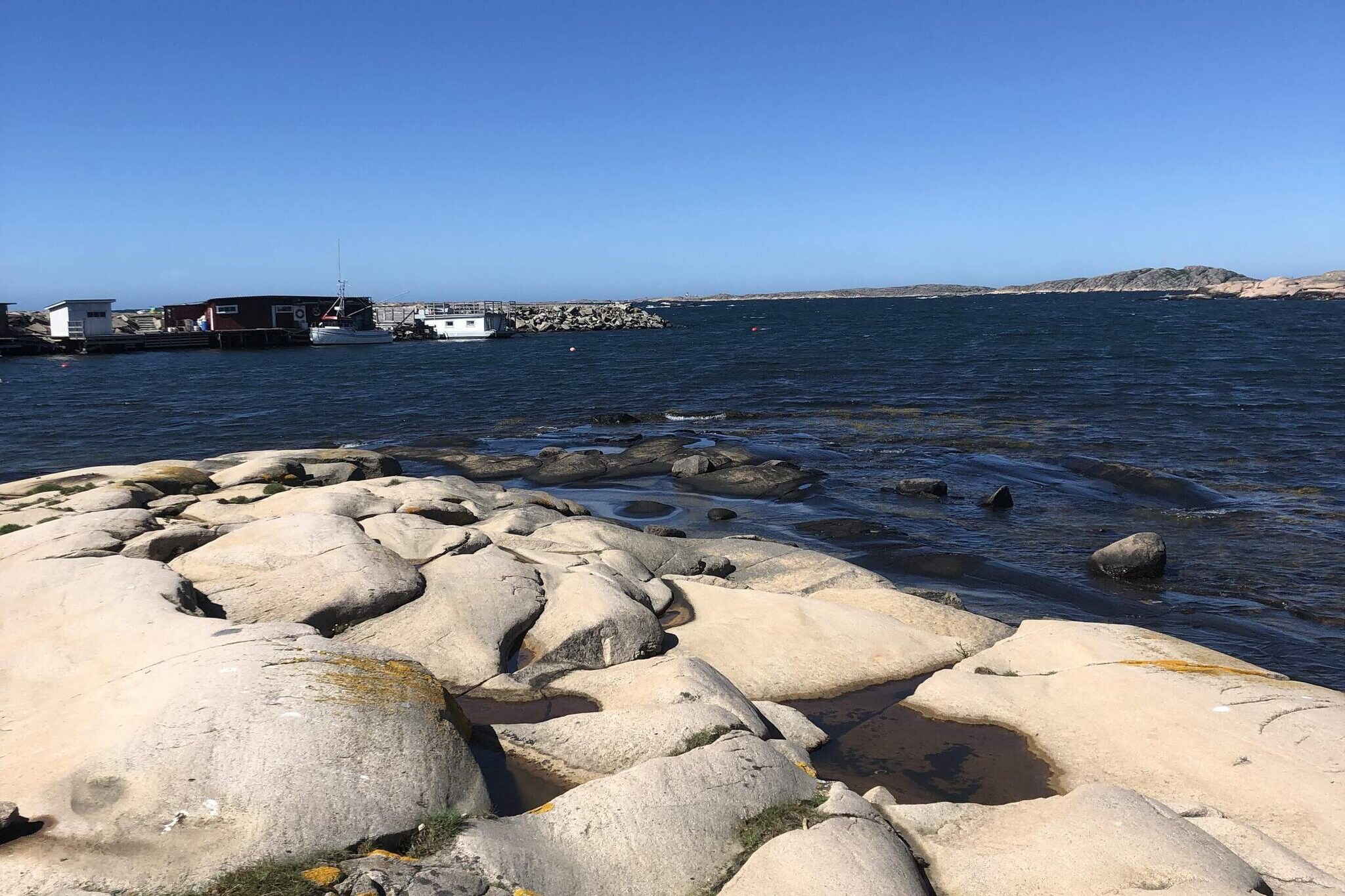 Welcome to beautiful Bohus MalmÃ¶n in BohuslÃ¤n. You take the small car ferry, which is free, over to the island, and once there, you can leave your car parked for the entire vacation. Here you will stay comfortably in one of the more recently built brew houses on Bohus MalmÃ¶n. Close to everything, both restaurants and sea baths, as well as a summer-open grocery store. The house is on two levels with a living room and kitchen in an open floor plan on the lower level, where you also have a bathroom. From the living room, you have access to the house's terrace where the whole family can fit, and if the sun shines too brightly, there is an awning that can be pulled out. Upstairs, you will find three bedrooms, two of which are equipped with double beds, and the third room has a bunk bed with a wider, 120 cm, lower bunk. Pack your picnic basket and go for a walk on the island to find the best bathing cliffs. On SotenÃ¤set and in the surrounding area, there are several fishing and quarrying communities with additional bathing areas, as well as coastal paths and roads with views of the BohuslÃ¤n archipelago. On the mainland, you are close to Kungshamn and neighboring SmÃ¶gen, where you can continue to experience archipelago life and the archipelago environment on the now world-famous pier with bustling crowds, shops, restaurants, and a variety of boats. A pleasant choice for a day trip is a visit to Nordens Ark, an animal park where you can meet around 80 of the world's endangered animals. There, in beautiful nature, you have the opportunity to meet animals like the wolf, snow leopard, or come face to face with the world's largest cat, the Amur tiger. Warmly welcome! Good to know: Own bed linen and towels are brought by the guest himself. Blanket and pillow are in the cabin.