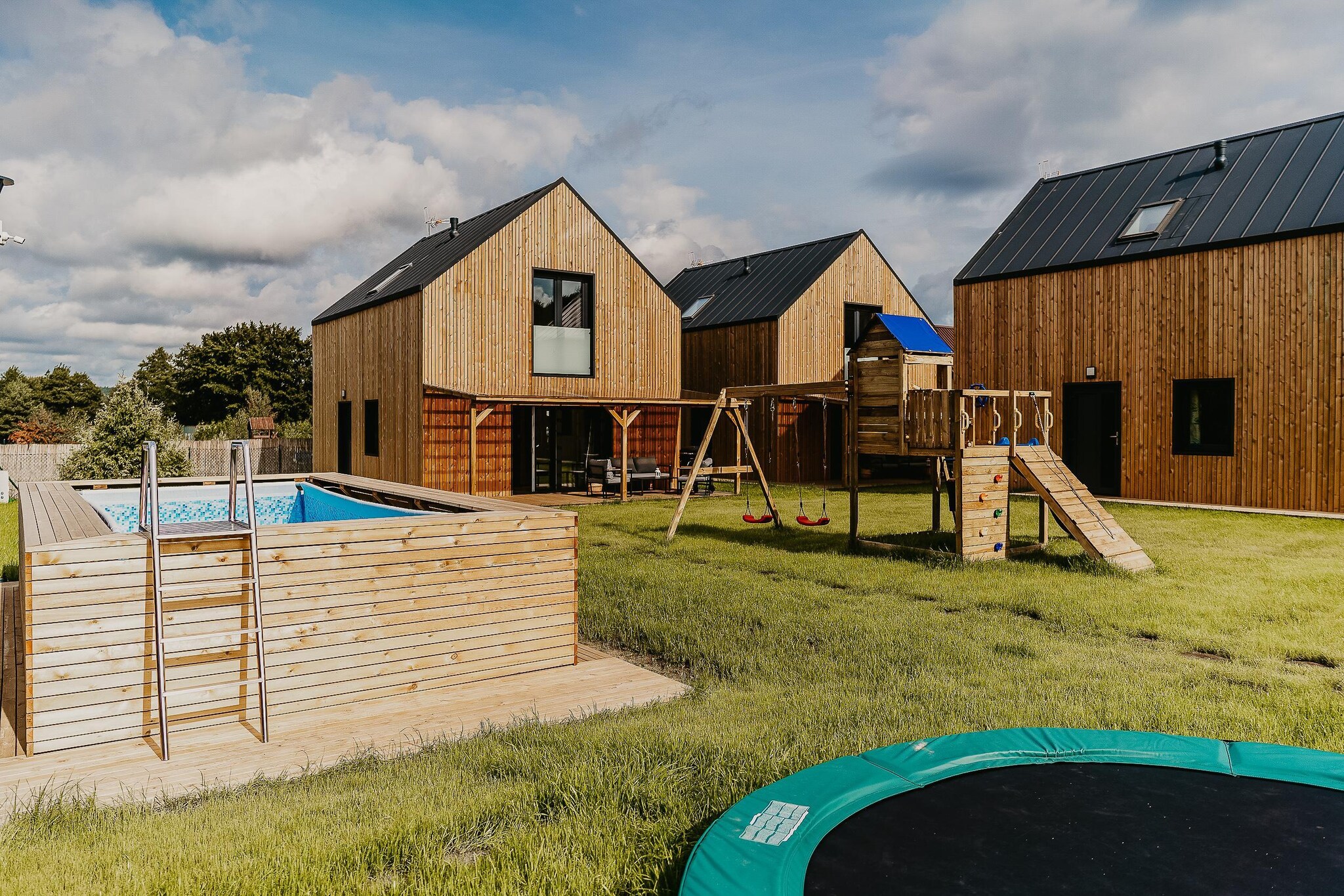 Ground floor: (open kitchen(dishwasher, fridge-freezer, electric hot plates), Living/diningroom(double sofa bed, TV, dining table, hood), bathroom(washbasin, toilet))\n\nOn the 1st floor: (bedroom(double bed), bedroom(single bed, single bed, bunk bed), bathroom(shower, washbasin, toilet))\n\nterrace, garden furniture, BBQ