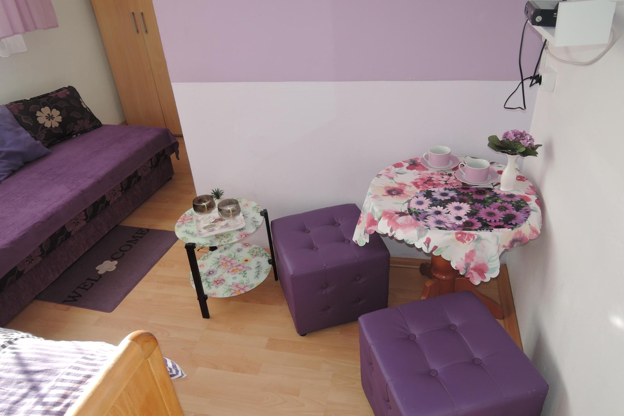 On the 1st floor: (Living/bed room(single bed, single sofa bed, TV(german television channels), electric kettle), bathroom(shower, washbasin, toilet))\n\nInternet access, terrace(shared with other guests, 25 m2), parking