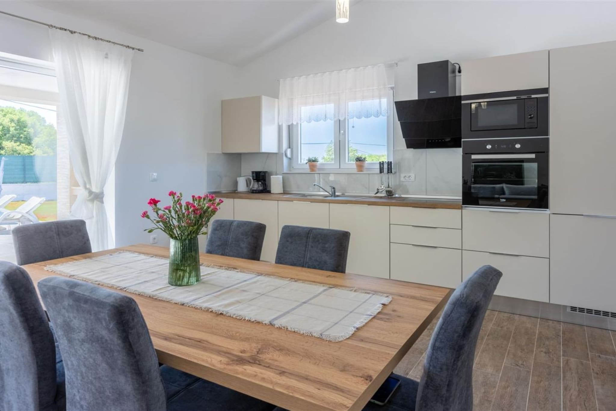 Three Bedroom Villa with Swiming Pool-Esszimmer