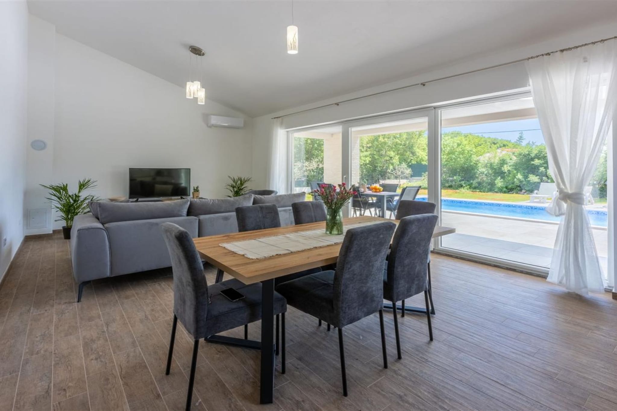 Three Bedroom Villa with Swiming Pool-Esszimmer