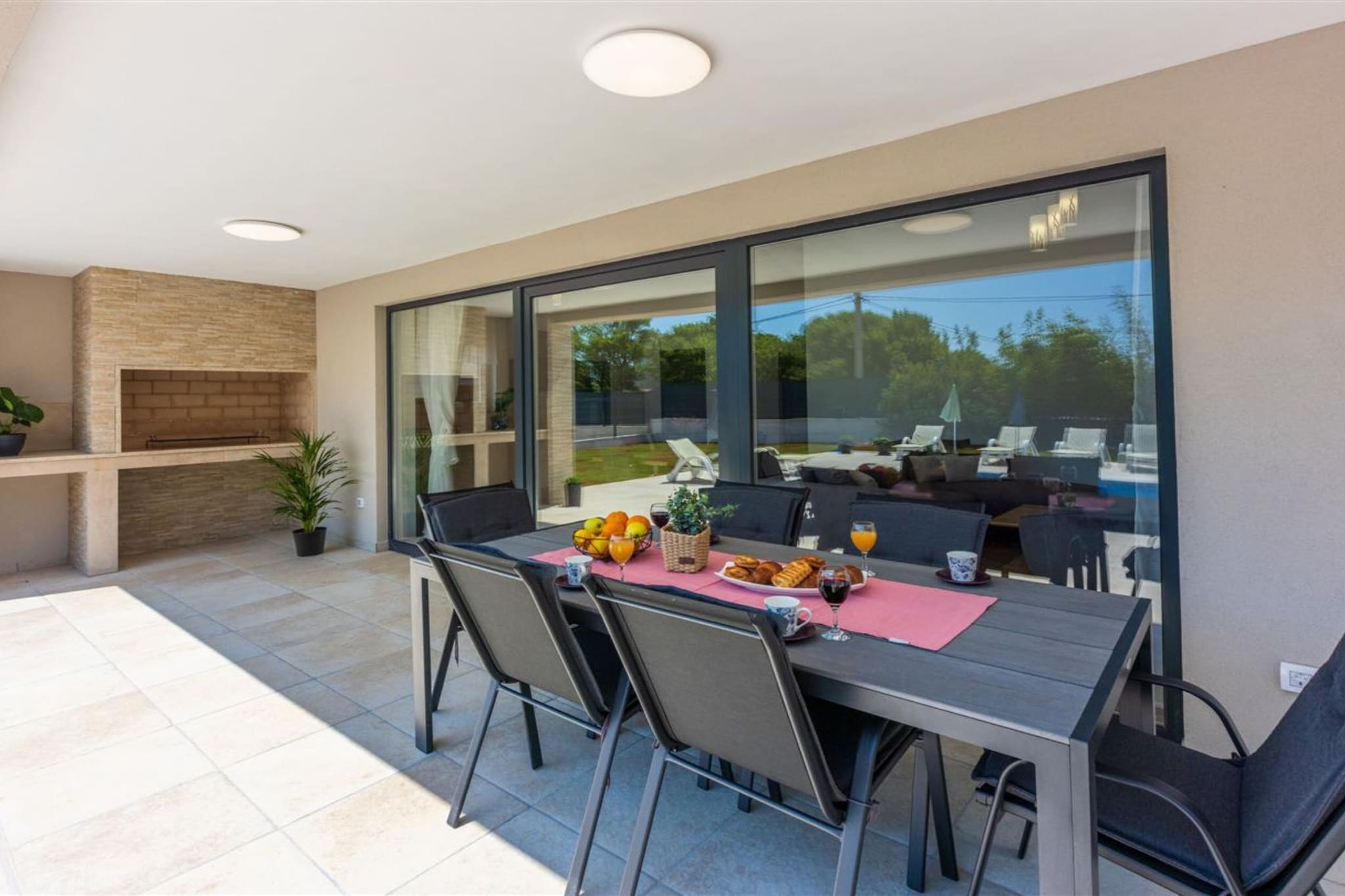 Three Bedroom Villa with Swiming Pool-Esszimmer