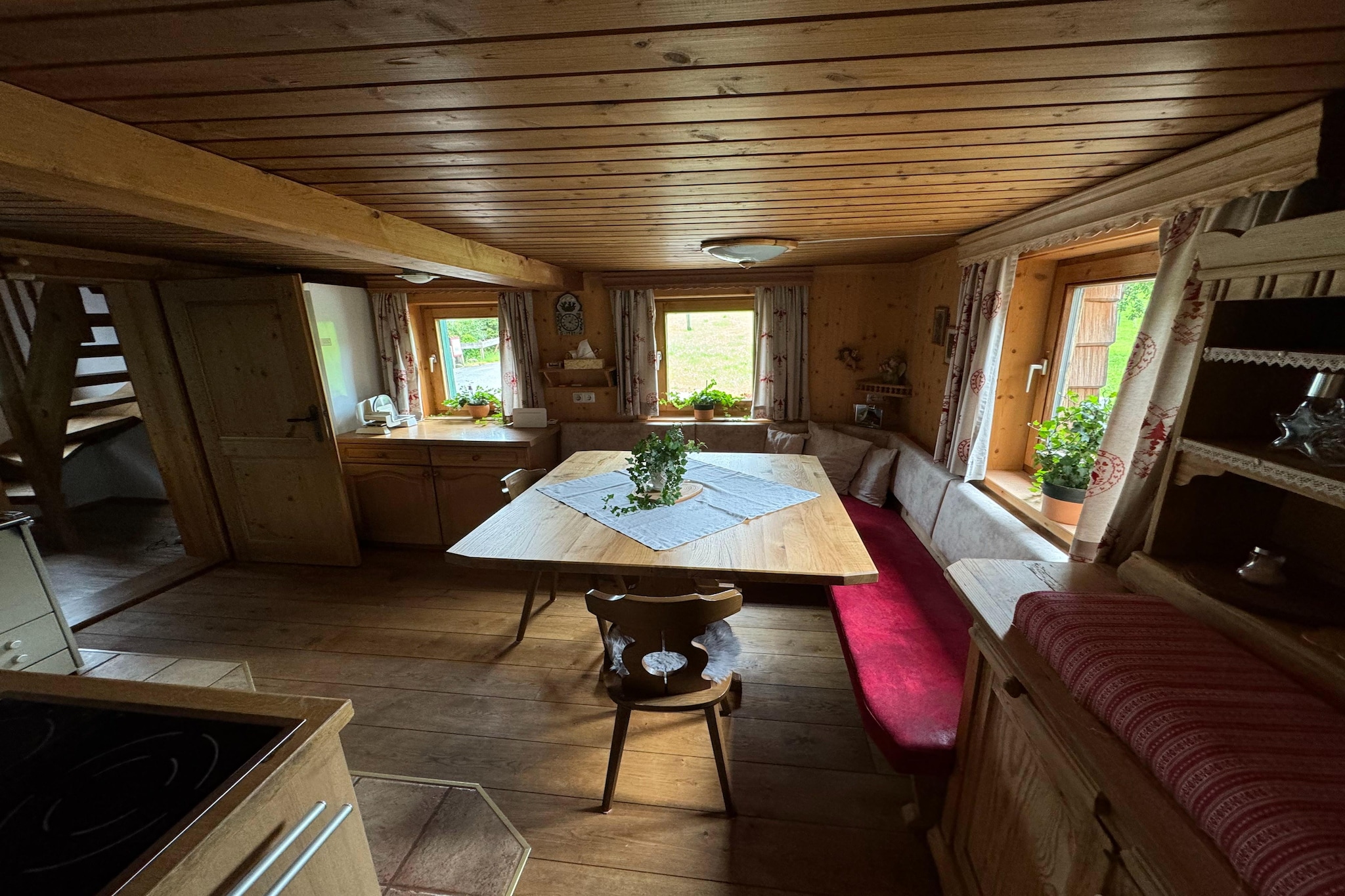 This 400-year-old house is close to the center and yet on the hill. Up to 6 people can find a rustic holiday home on 2 floors. Renovated in 2024, the house offers 2 double bedrooms and a small room with a bunk bed.
Hikers and outdoor enthusiasts get their money's worth in the Hohe Tauern National Park. The Passthurn ski area with Kitzbühel is just a few minutes away.