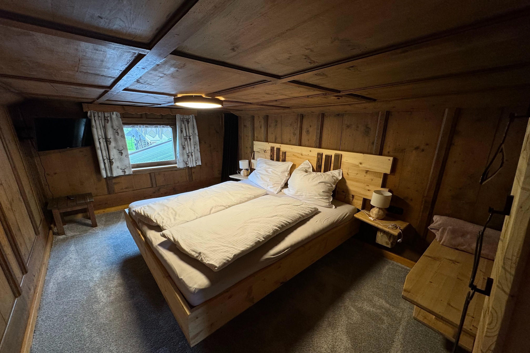 Ground floor: (Entrance, Living room(TV, seating area), Kitchen(dining table(4 persons), electric kettle, oven, dishwasher, fridge-freezer), bedroom(double bed), bathroom(tumble dryer, bath tub, shower, washbasin, washing machine), toilet, terrace, garden furniture, parking)\n\nAttic: (bedroom(double bed, TV(satellite), toilet), bedroom(bunk bed(140 x 200 cm)), balcony)