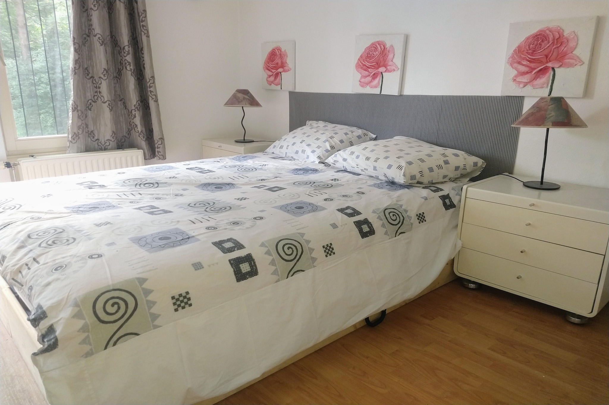 Ground floor: (Living room(TV, dining table, stove, seating area), Kitchen(electric kettle, toaster, cooker, hood, coffee machine, oven, combination microwave, dishwasher, fridge-freezer), bedroom(double bed), bathroom(Bubble bath, washbasin, toilet))\n\nOn the 1st floor: (bedroom(double bed or 2 single beds), bedroom(double bed or 2 single beds), bathroom(shower, washbasin, toilet))\n\ngarden, garden furniture, parking